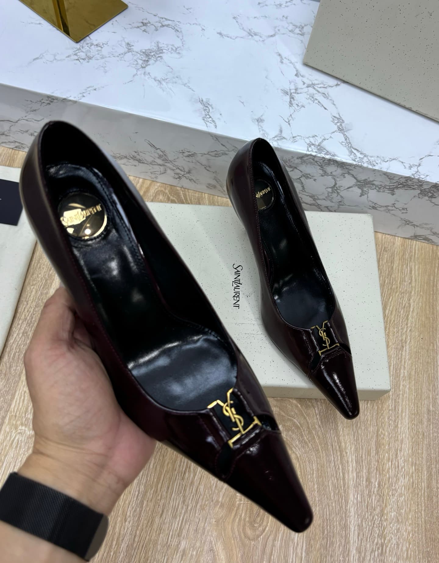 D12339 Saint Laurent fw26 – New arrival! YSL selects high-quality leather that has been processed through multiple refining processes, resulting in a soft, silky texture similar to silk. Every texture is crafted with care, ensuring a perfect fit while als — image 4