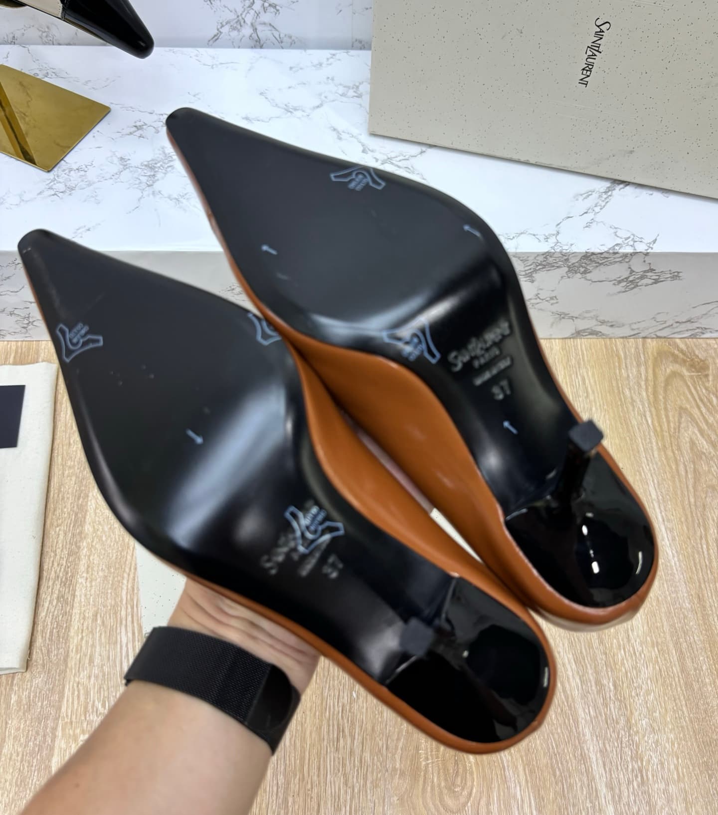D12338 Saint Laurent fw26 – newly arrived! YSL selects high-quality leather that has been treated through multiple processes, resulting in a soft, silky texture similar to silk. Every pattern is carefully crafted, ensuring a perfect fit while also giving  — image 5