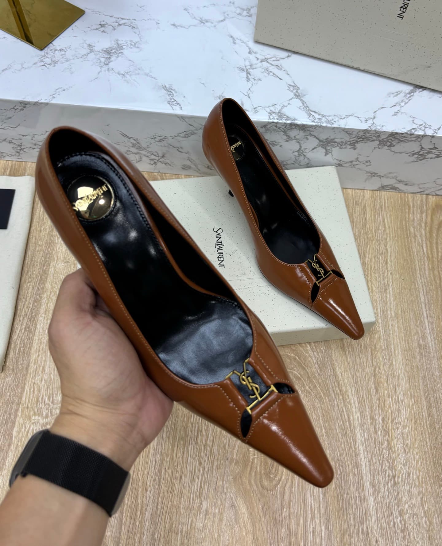 D12338 Saint Laurent fw26 – newly arrived! YSL selects high-quality leather that has been treated through multiple processes, resulting in a soft, silky texture similar to silk. Every pattern is carefully crafted, ensuring a perfect fit while also giving  — image 4