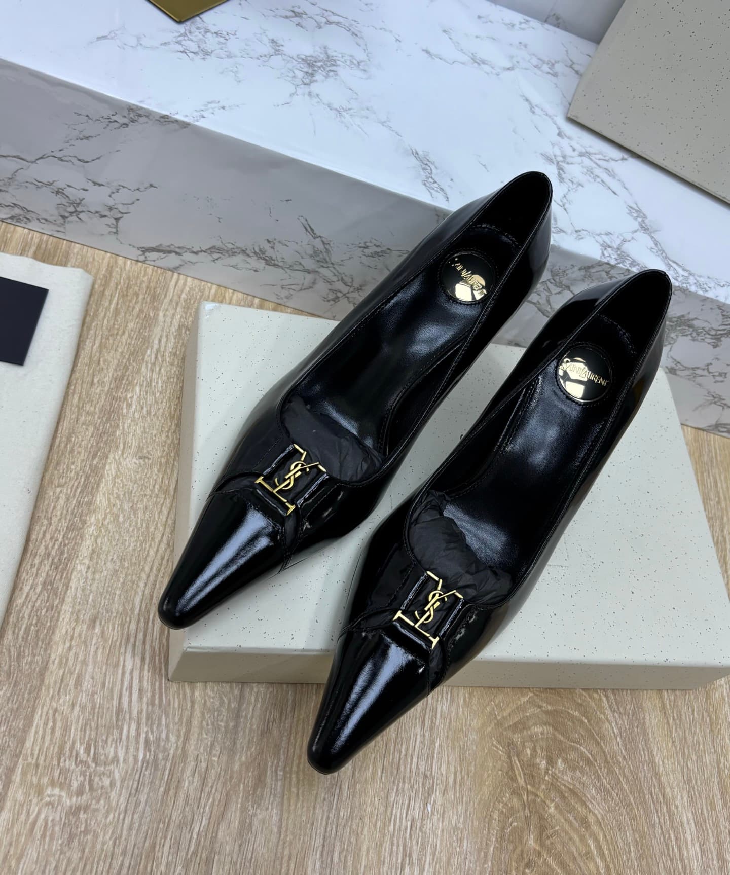 D12337 Saint Laurent fw26 – New arrival! YSL selects high-quality leather that has been treated through multiple processes, resulting in a soft and smooth texture similar to silk. Every texture is carefully crafted, ensuring a perfect fit while also givin — image 2