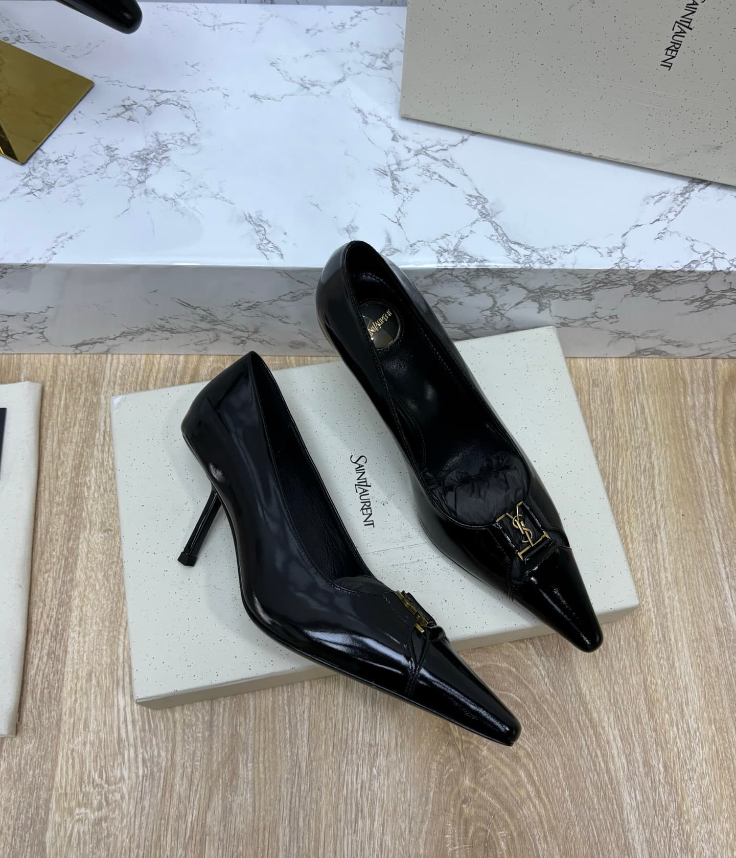D12337 Saint Laurent fw26 – New arrival! YSL selects high-quality leather that has been treated through multiple processes, resulting in a soft and smooth texture similar to silk. Every texture is carefully crafted, ensuring a perfect fit while also givin — image 3