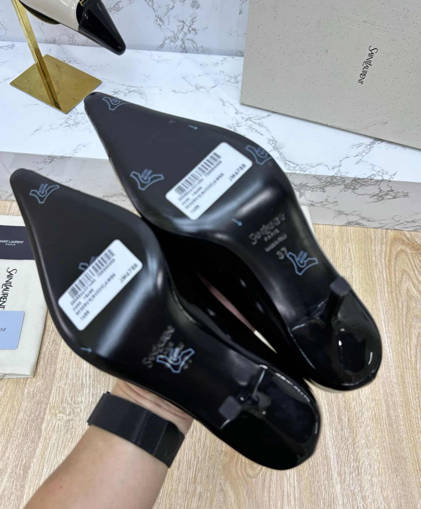 D12337 Saint Laurent fw26 – New arrival! YSL selects high-quality leather that has been treated through multiple processes, resulting in a soft and smooth texture similar to silk. Every texture is carefully crafted, ensuring a perfect fit while also givin — image 5