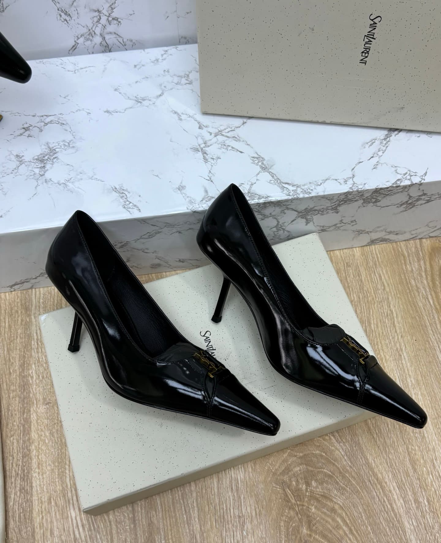 D12337 Saint Laurent fw26 – New arrival! YSL selects high-quality leather that has been treated through multiple processes, resulting in a soft and smooth texture similar to silk. Every texture is carefully crafted, ensuring a perfect fit while also givin — image 7