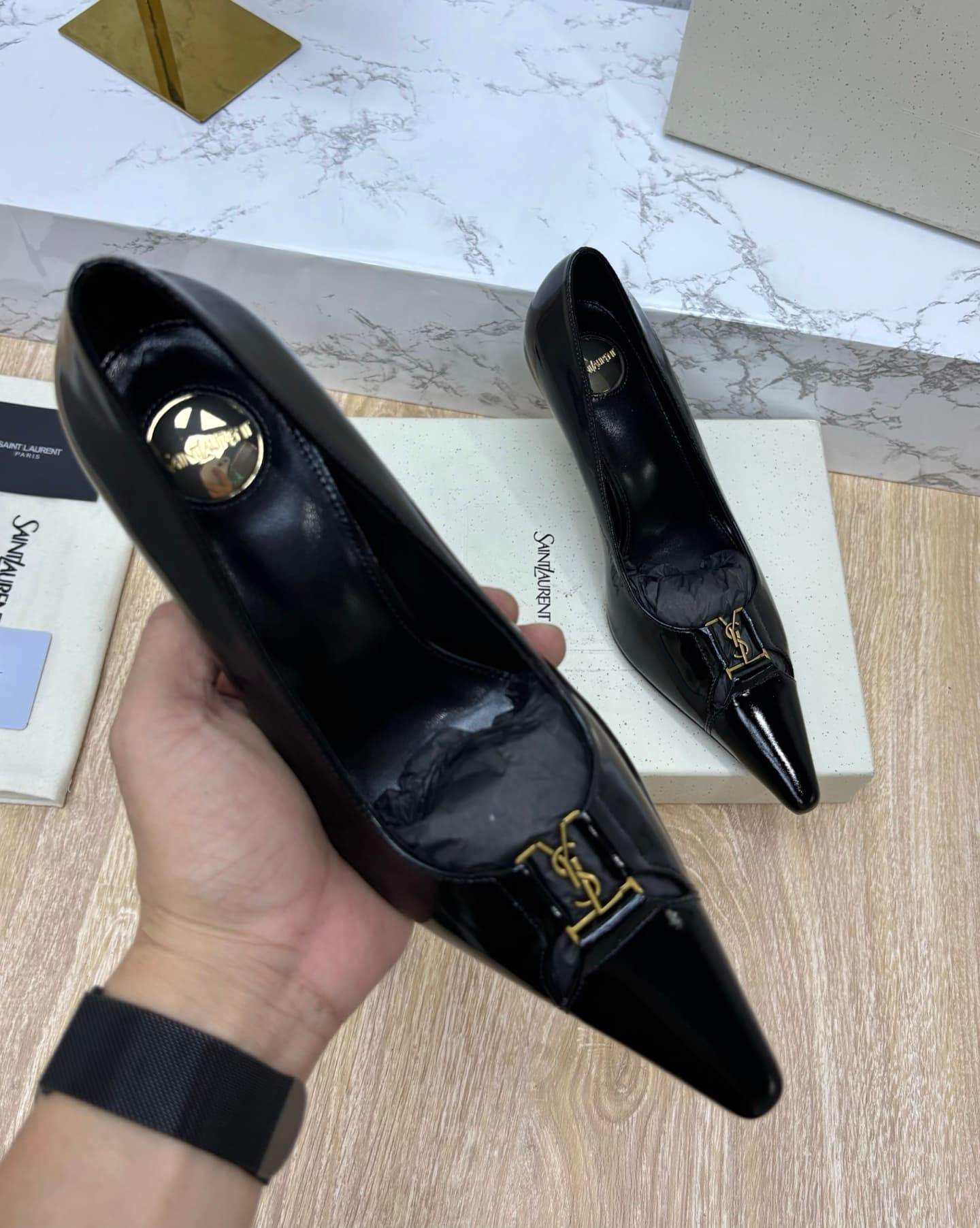 D12337 Saint Laurent fw26 – New arrival! YSL selects high-quality leather that has been treated through multiple processes, resulting in a soft and smooth texture similar to silk. Every texture is carefully crafted, ensuring a perfect fit while also givin — image 4