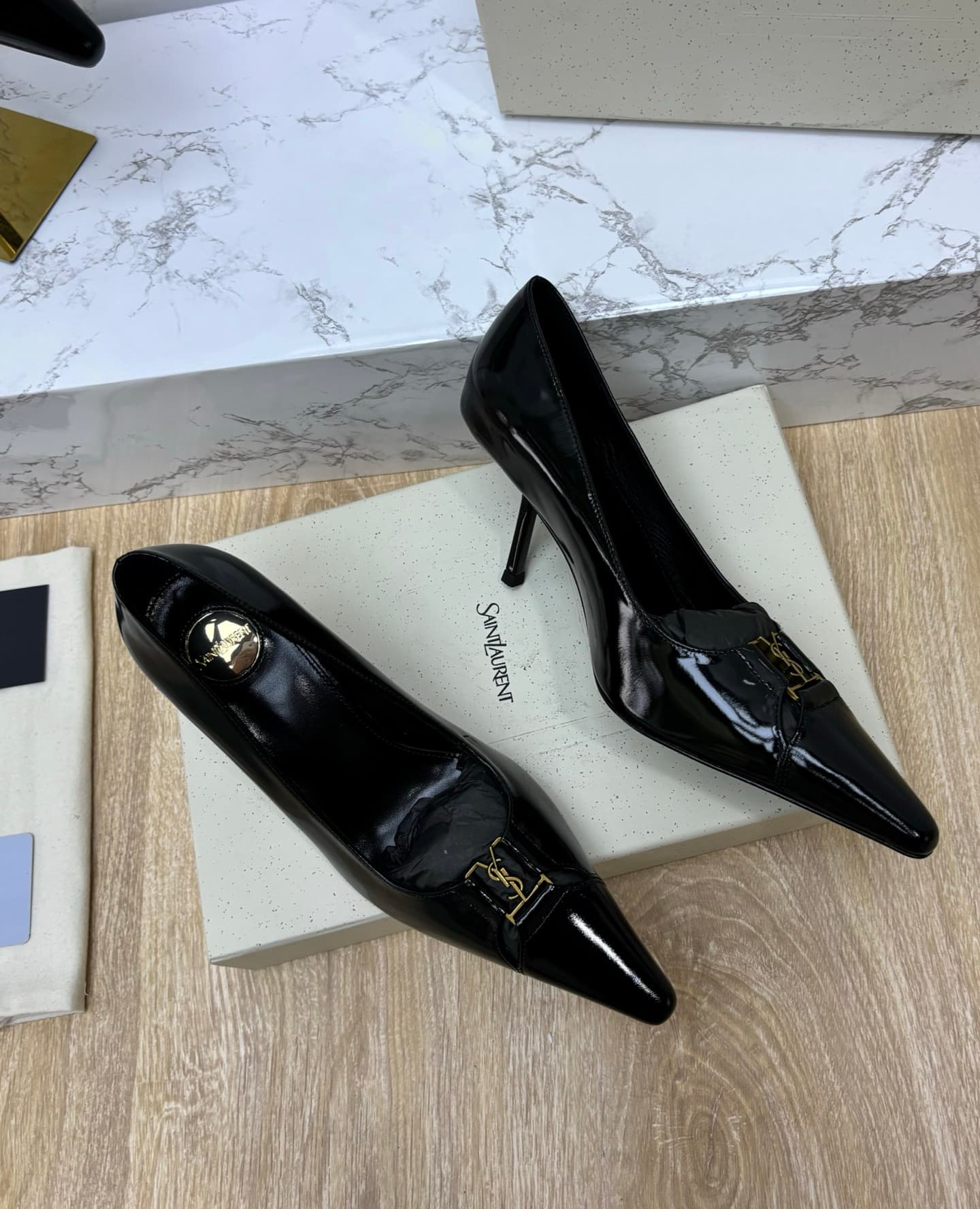 D12337 Saint Laurent fw26 – New arrival! YSL selects high-quality leather that has been treated through multiple processes, resulting in a soft and smooth texture similar to silk. Every texture is carefully crafted, ensuring a perfect fit while also givin — image 6