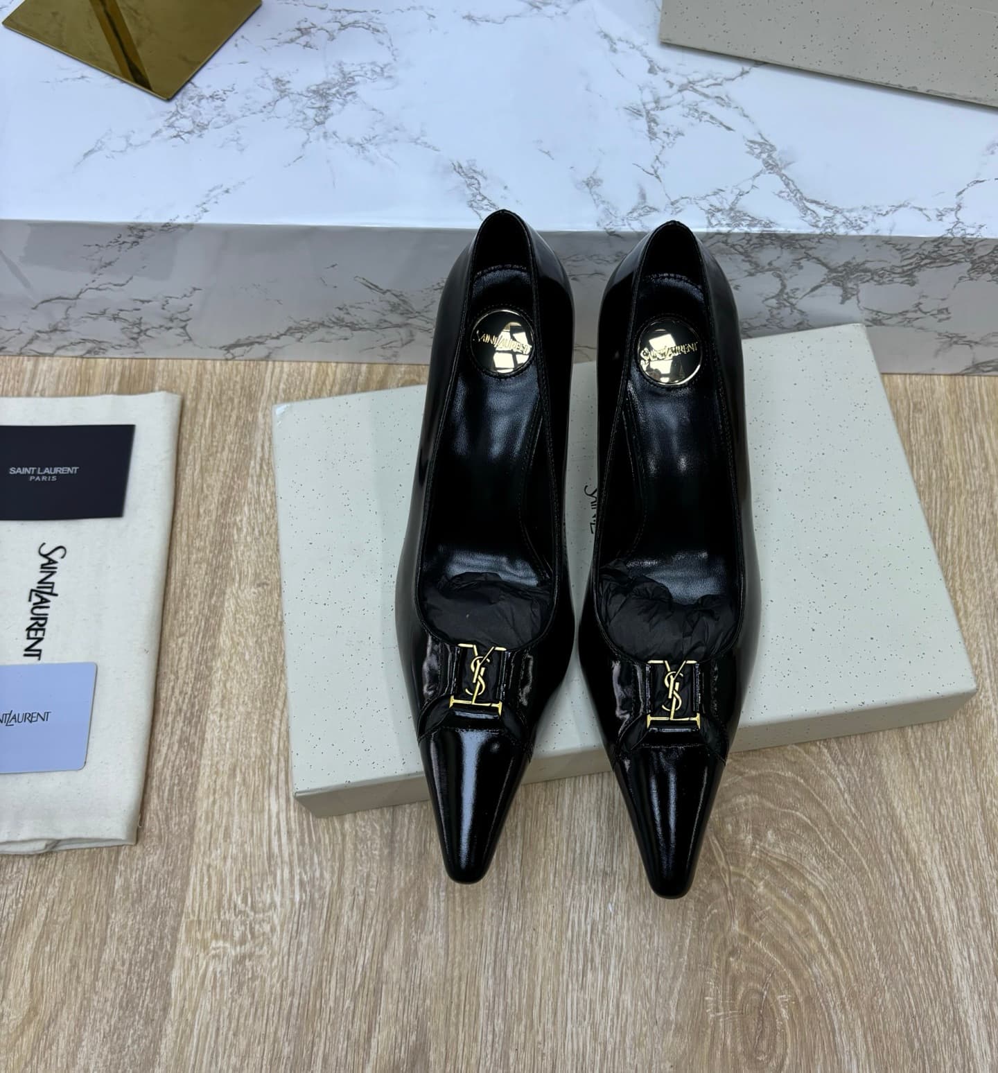 D12337 Saint Laurent fw26 – New arrival! YSL selects high-quality leather that has been treated through multiple processes, resulting in a soft and smooth texture similar to silk. Every texture is carefully crafted, ensuring a perfect fit while also givin — image 1