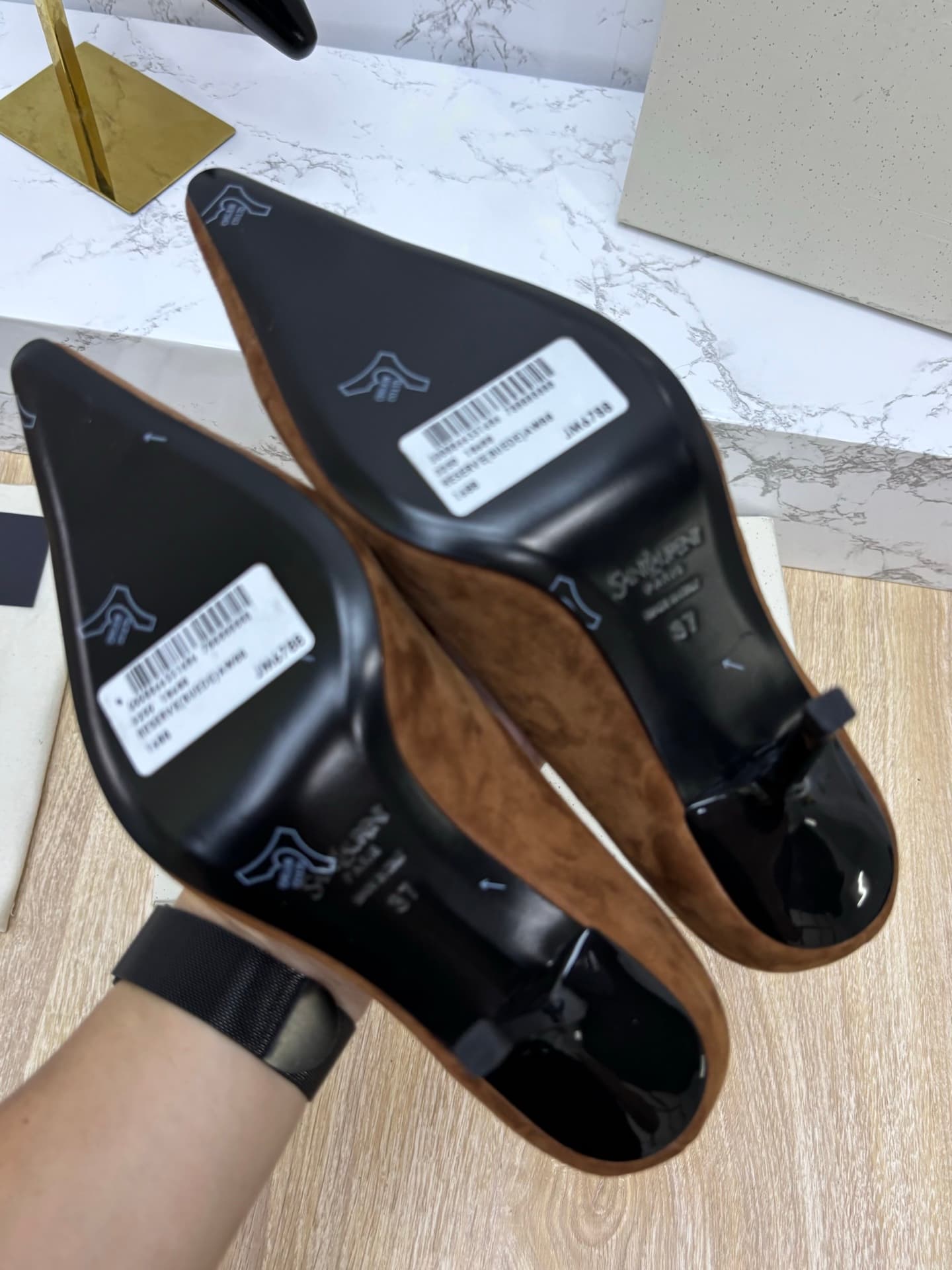 D12336 Saint Laurent fw26 – New arrival! YSL selects high-quality leather that has been treated through multiple processes, resulting in a soft, silky texture similar to satin. Every texture is carefully crafted, ensuring a perfect fit while also giving t — image 5