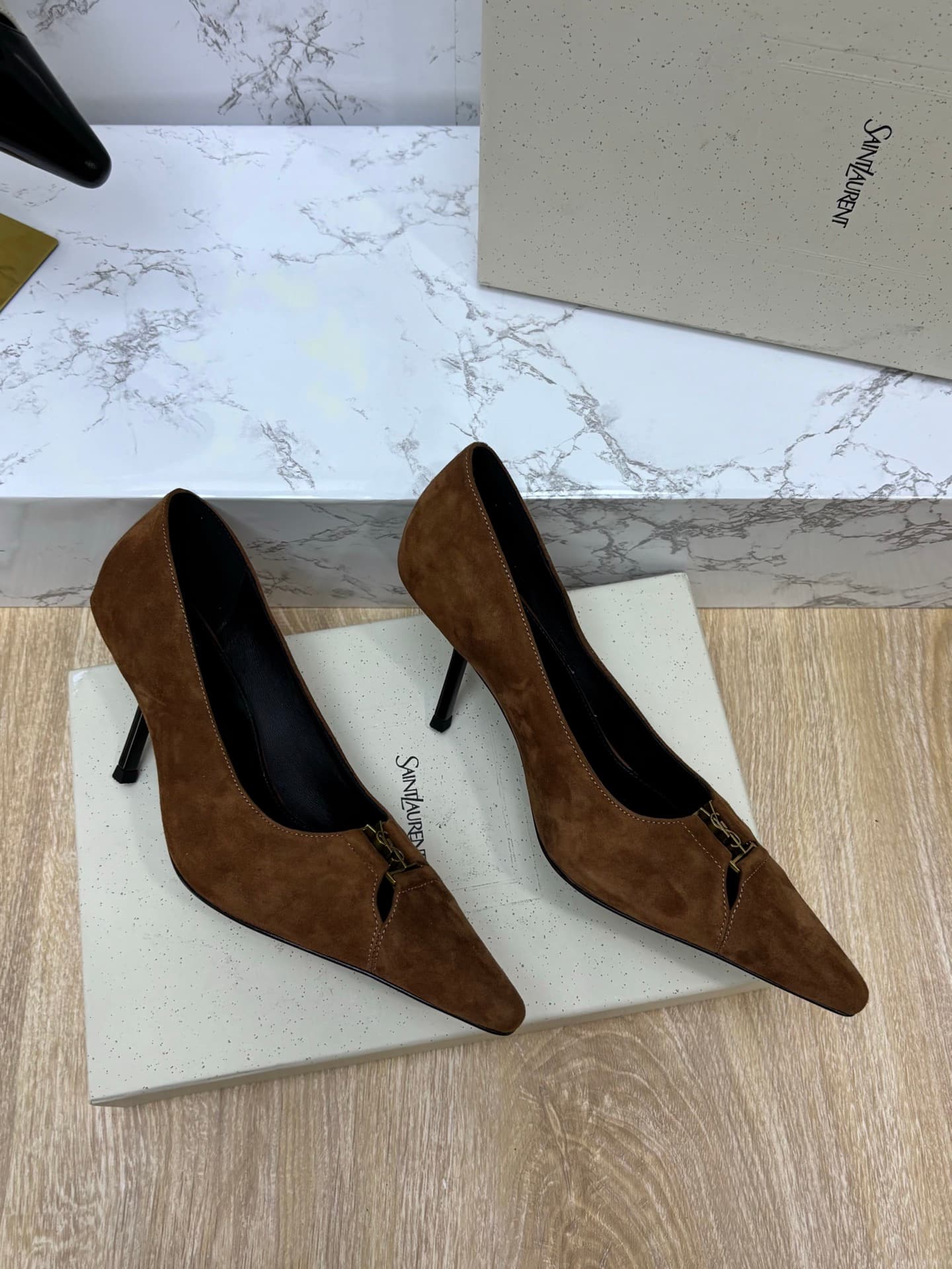 D12336 Saint Laurent fw26 – New arrival! YSL selects high-quality leather that has been treated through multiple processes, resulting in a soft, silky texture similar to satin. Every texture is carefully crafted, ensuring a perfect fit while also giving t — image 7