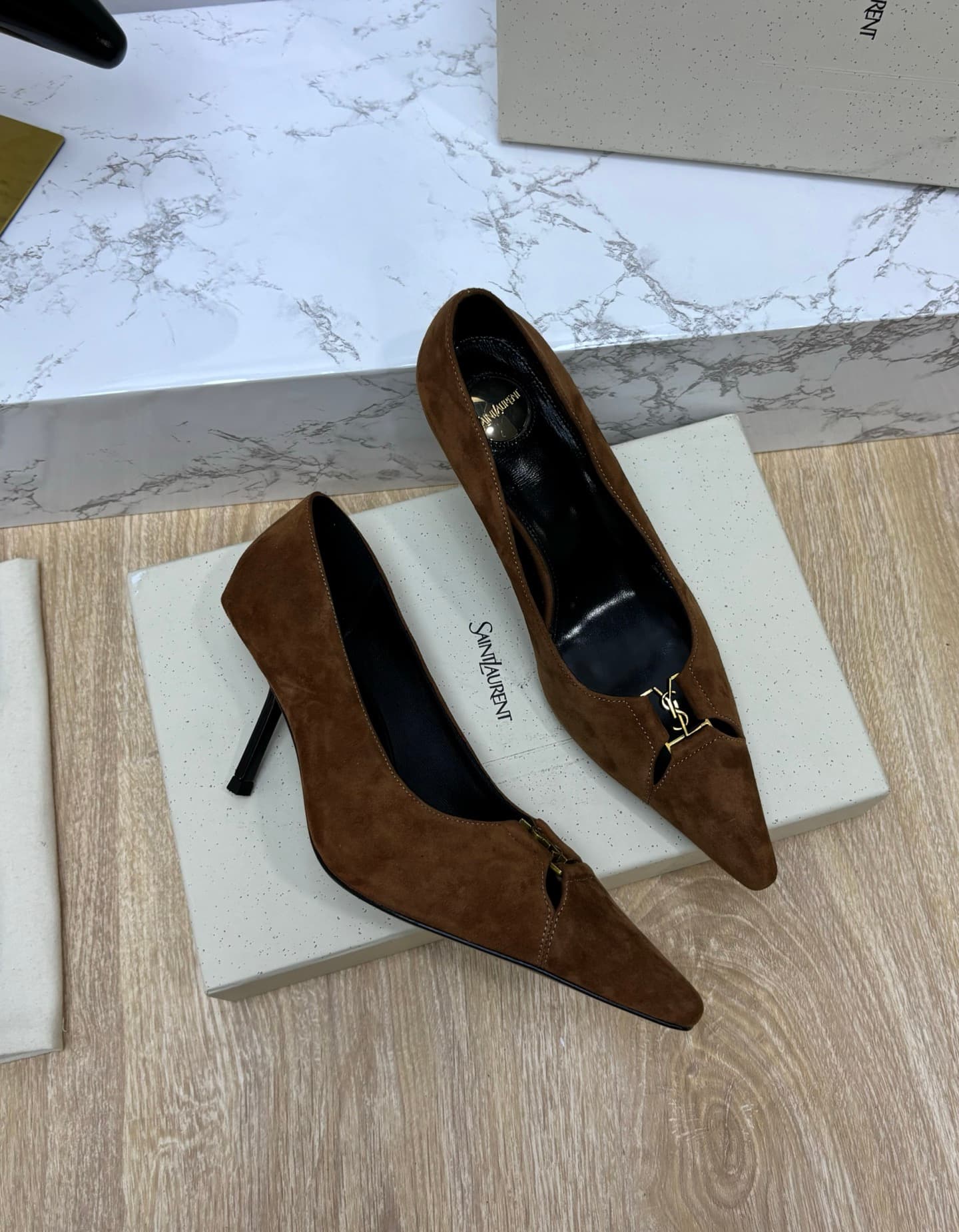 D12336 Saint Laurent fw26 – New arrival! YSL selects high-quality leather that has been treated through multiple processes, resulting in a soft, silky texture similar to satin. Every texture is carefully crafted, ensuring a perfect fit while also giving t — image 3