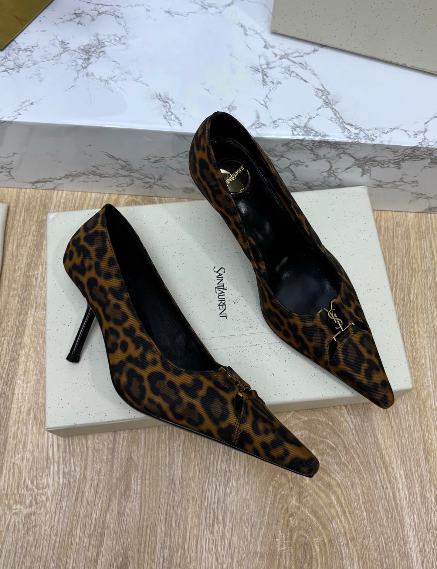 D12335 Saint Laurent fw26 – newly arrived! YSL selects high-quality leather that has been processed through multiple tanning processes, resulting in a soft, silky texture. Every texture is carefully crafted, ensuring a perfect fit while also giving the po — image 3