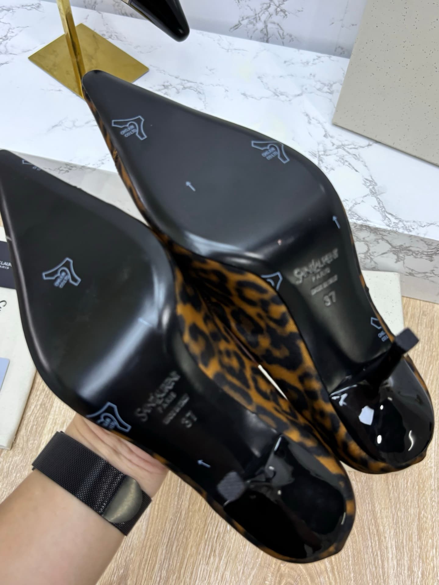 D12335 Saint Laurent fw26 – newly arrived! YSL selects high-quality leather that has been processed through multiple tanning processes, resulting in a soft, silky texture. Every texture is carefully crafted, ensuring a perfect fit while also giving the po — image 5