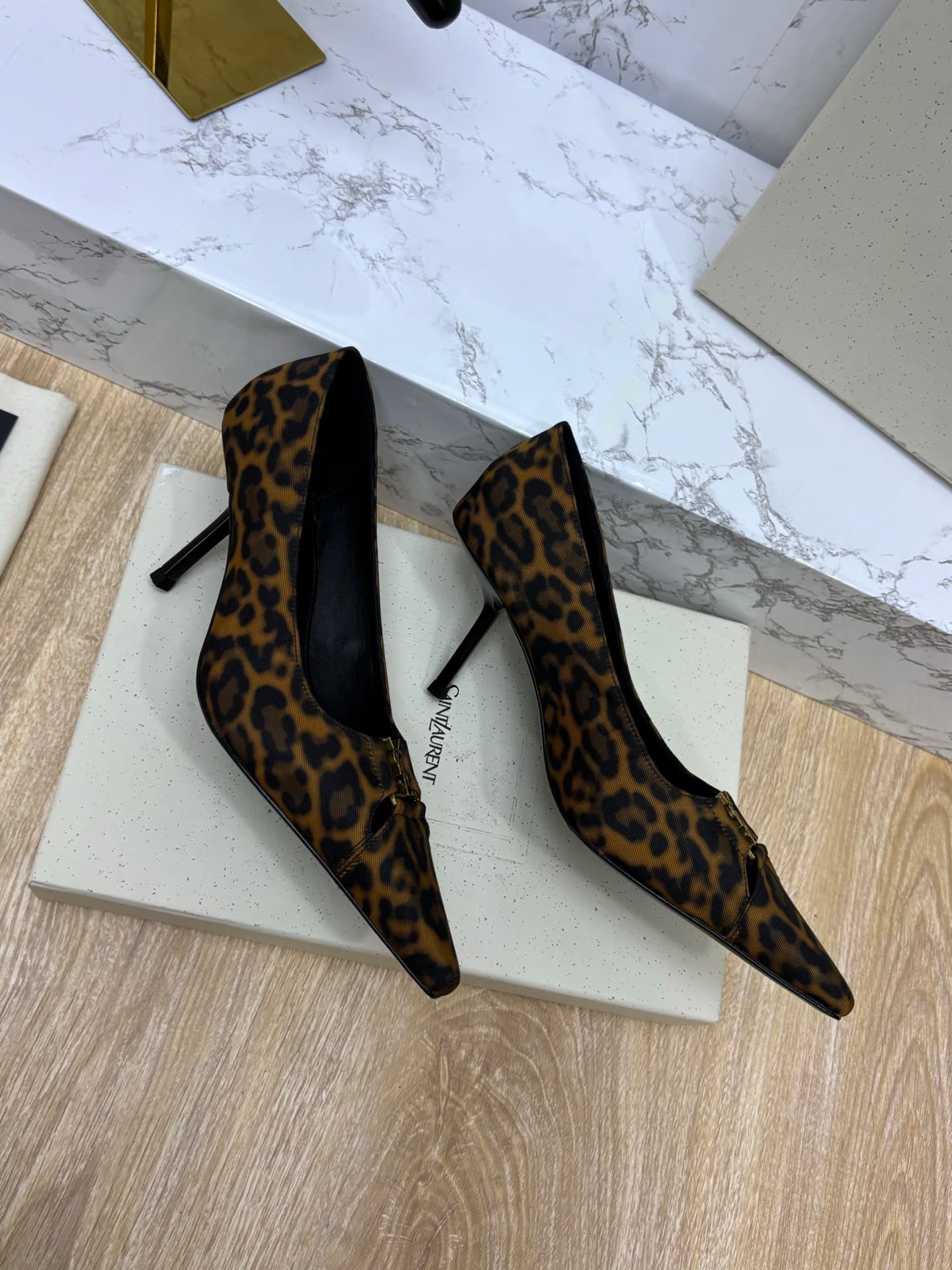 D12335 Saint Laurent fw26 – newly arrived! YSL selects high-quality leather that has been processed through multiple tanning processes, resulting in a soft, silky texture. Every texture is carefully crafted, ensuring a perfect fit while also giving the po — image 7