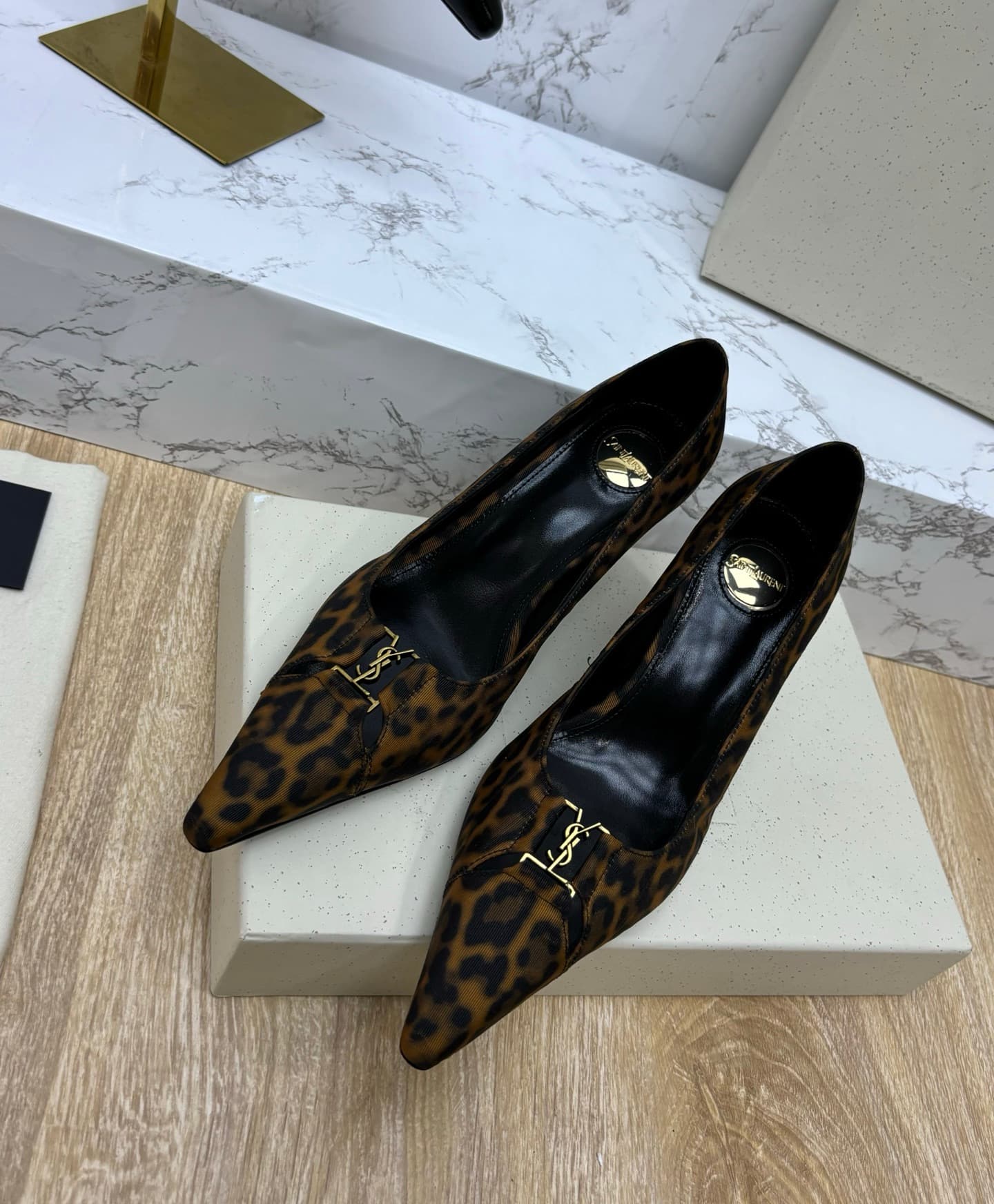 D12335 Saint Laurent fw26 – newly arrived! YSL selects high-quality leather that has been processed through multiple tanning processes, resulting in a soft, silky texture. Every texture is carefully crafted, ensuring a perfect fit while also giving the po — image 2