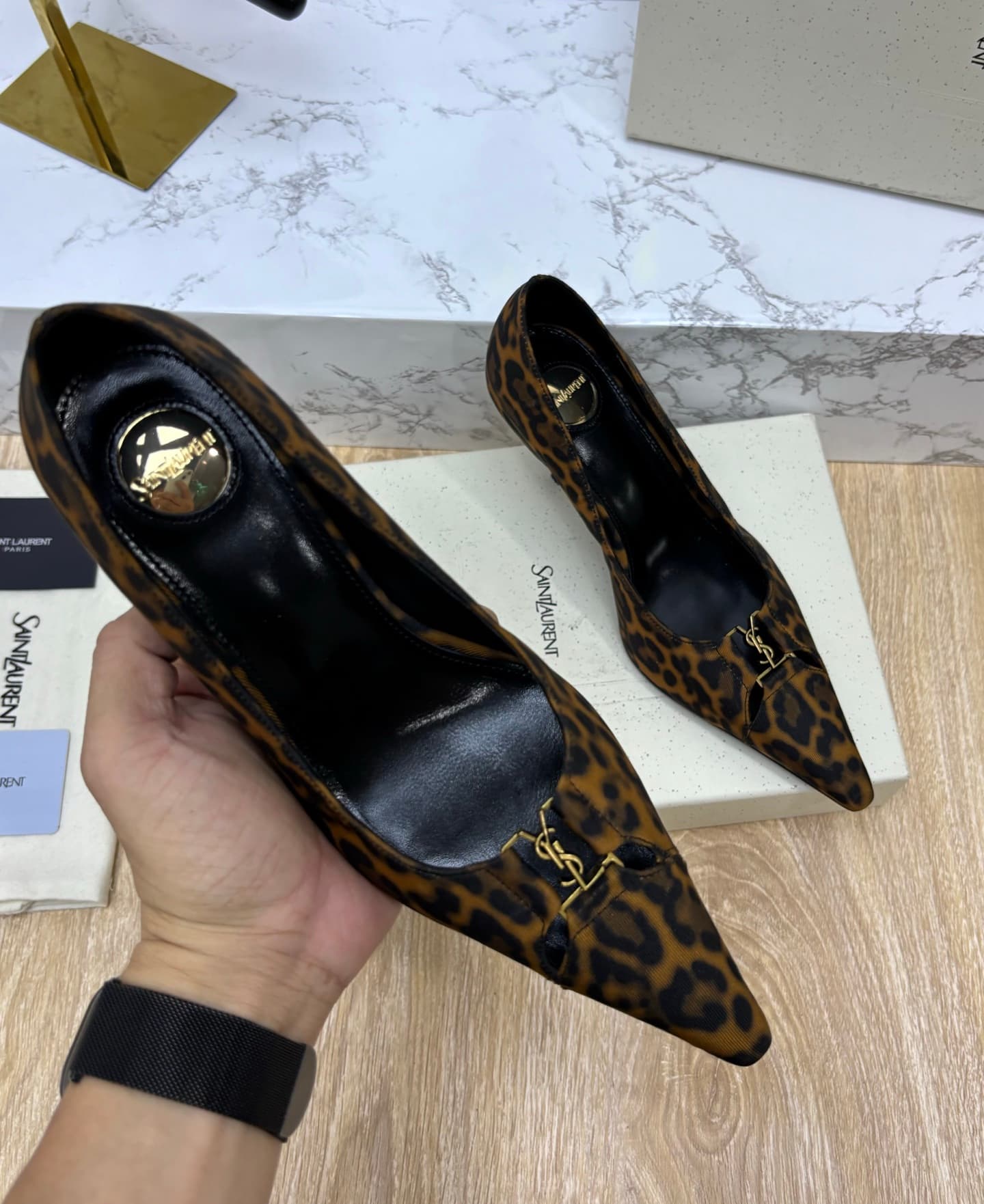 D12335 Saint Laurent fw26 – newly arrived! YSL selects high-quality leather that has been processed through multiple tanning processes, resulting in a soft, silky texture. Every texture is carefully crafted, ensuring a perfect fit while also giving the po — image 4