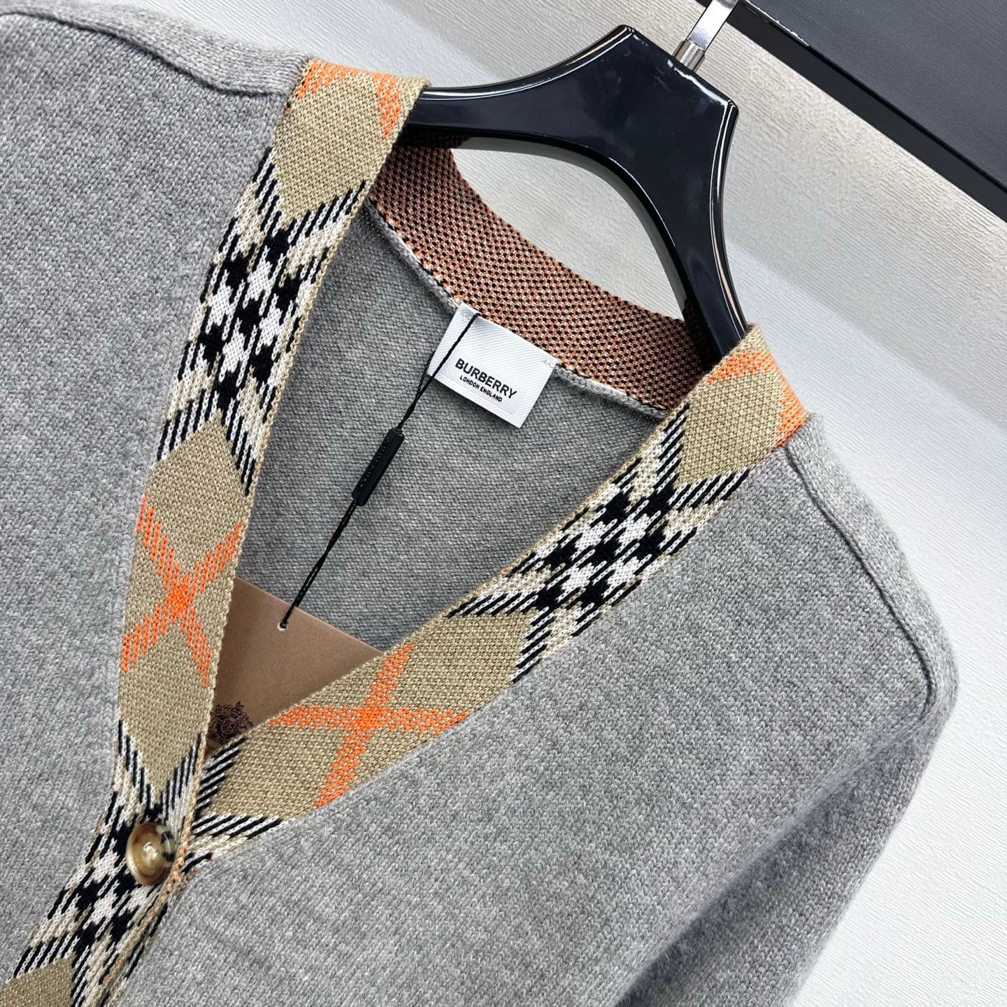 C19512 Bur BBR*2026 new product launched: Vintage/retro plaid edging, V-neck knitted cardigan. Customized with YB imported knitting material – soft, smooth, warm, and comfortable to the skin. Features a classic V-neck opening design, with amber-textured r — image 3