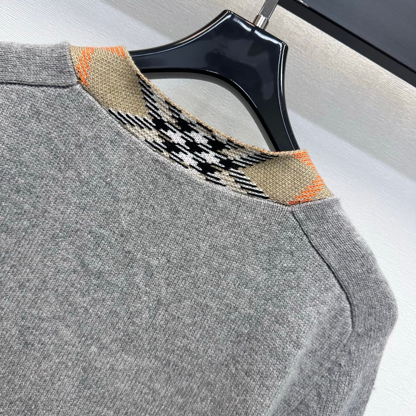 C19512 Bur BBR*2026 new product launched: Vintage/retro plaid edging, V-neck knitted cardigan. Customized with YB imported knitting material – soft, smooth, warm, and comfortable to the skin. Features a classic V-neck opening design, with amber-textured r — image 7