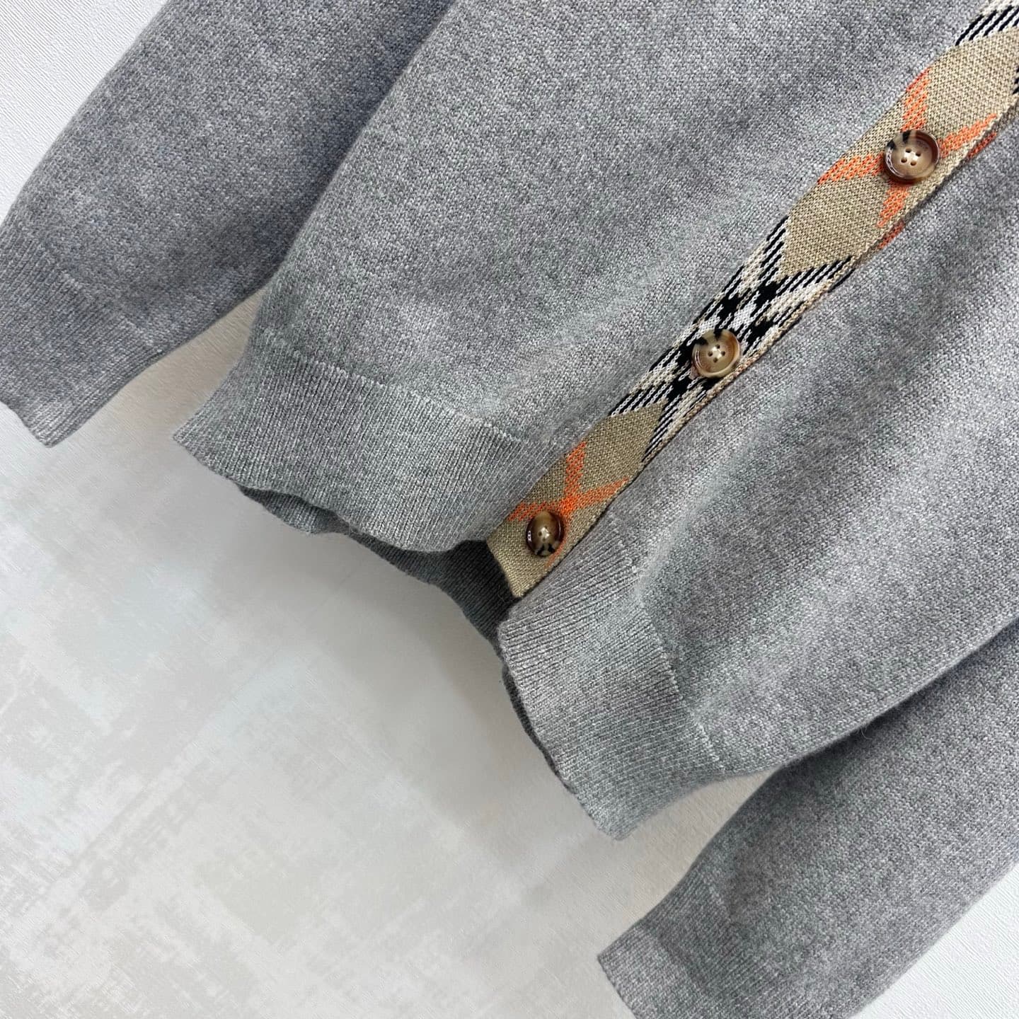 C19512 Bur BBR*2026 new product launched: Vintage/retro plaid edging, V-neck knitted cardigan. Customized with YB imported knitting material – soft, smooth, warm, and comfortable to the skin. Features a classic V-neck opening design, with amber-textured r — image 4