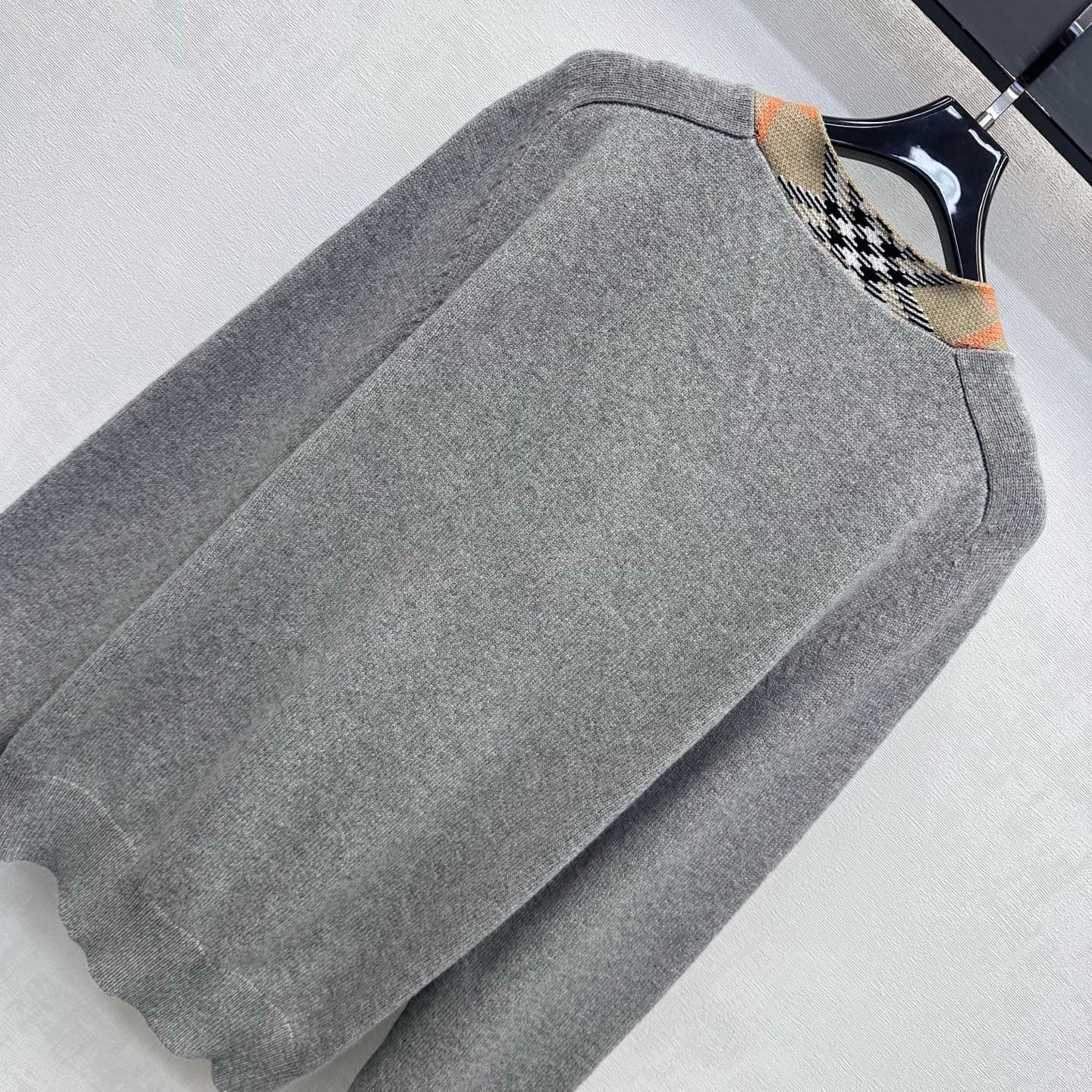 C19512 Bur BBR*2026 new product launched: Vintage/retro plaid edging, V-neck knitted cardigan. Customized with YB imported knitting material – soft, smooth, warm, and comfortable to the skin. Features a classic V-neck opening design, with amber-textured r — image 6