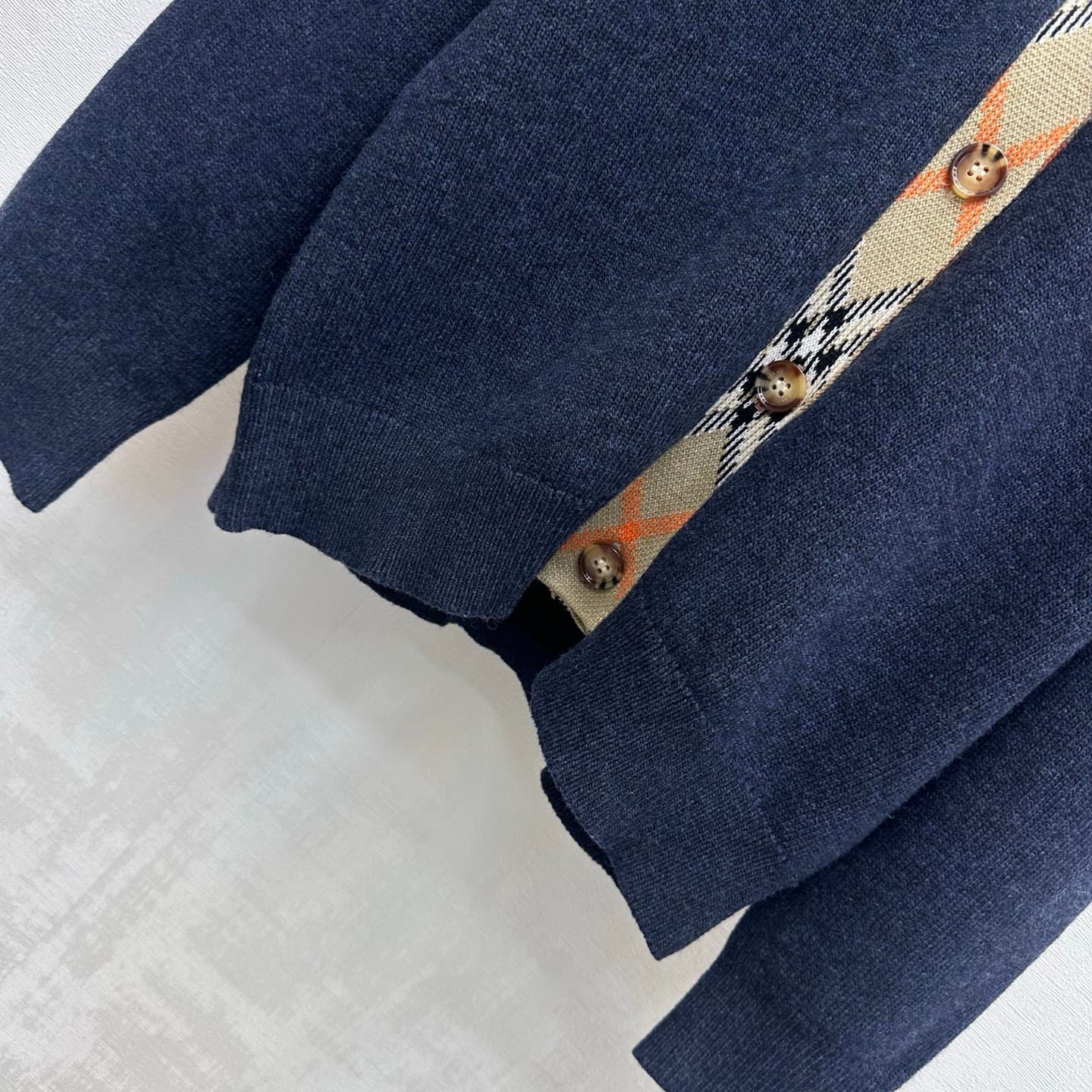 C19510 Bur BBR*2026 new product launched: Vintage/retro patterned cuffs, V-neck knitted cardigan. Customized with YB imported knitting material—soft, smooth, warm, and comfortable to the skin. Features a classic V-neck opening design, complemented by ambe — image 4
