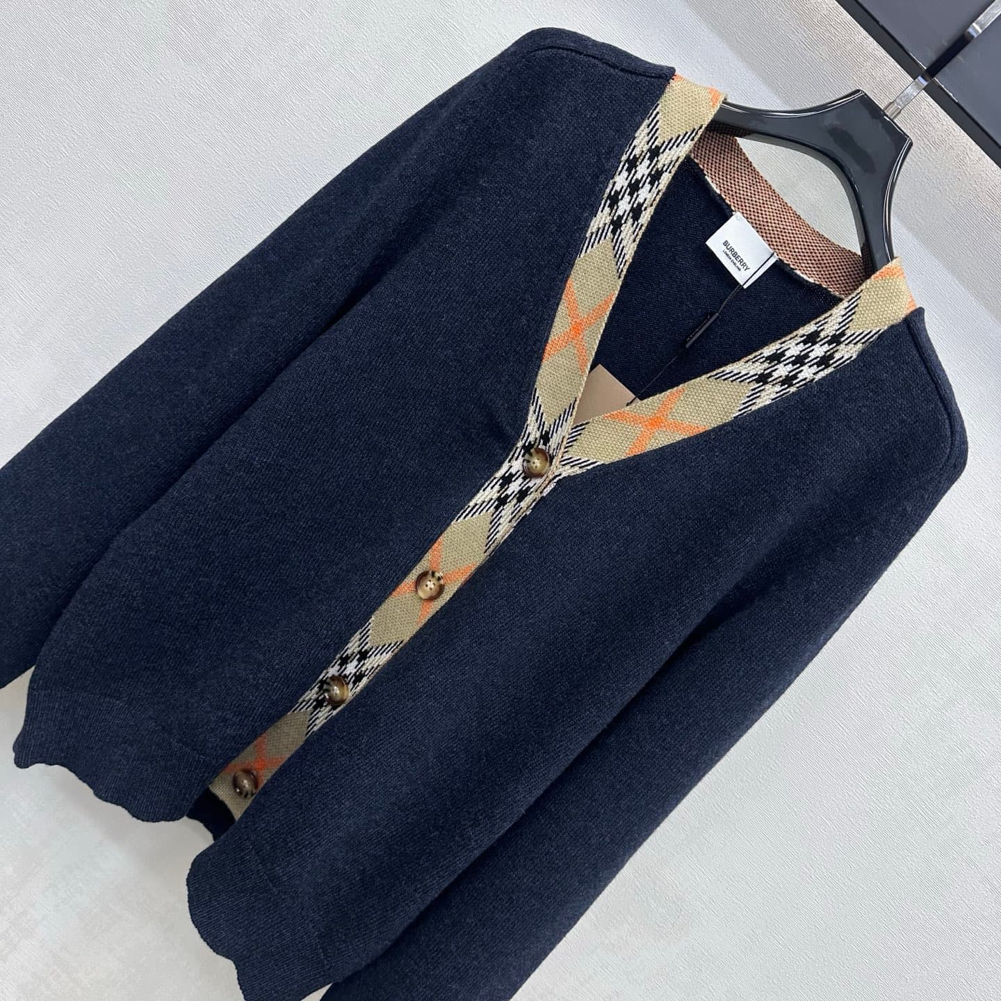 C19510 Bur BBR*2026 new product launched: Vintage/retro patterned cuffs, V-neck knitted cardigan. Customized with YB imported knitting material—soft, smooth, warm, and comfortable to the skin. Features a classic V-neck opening design, complemented by ambe — image 2