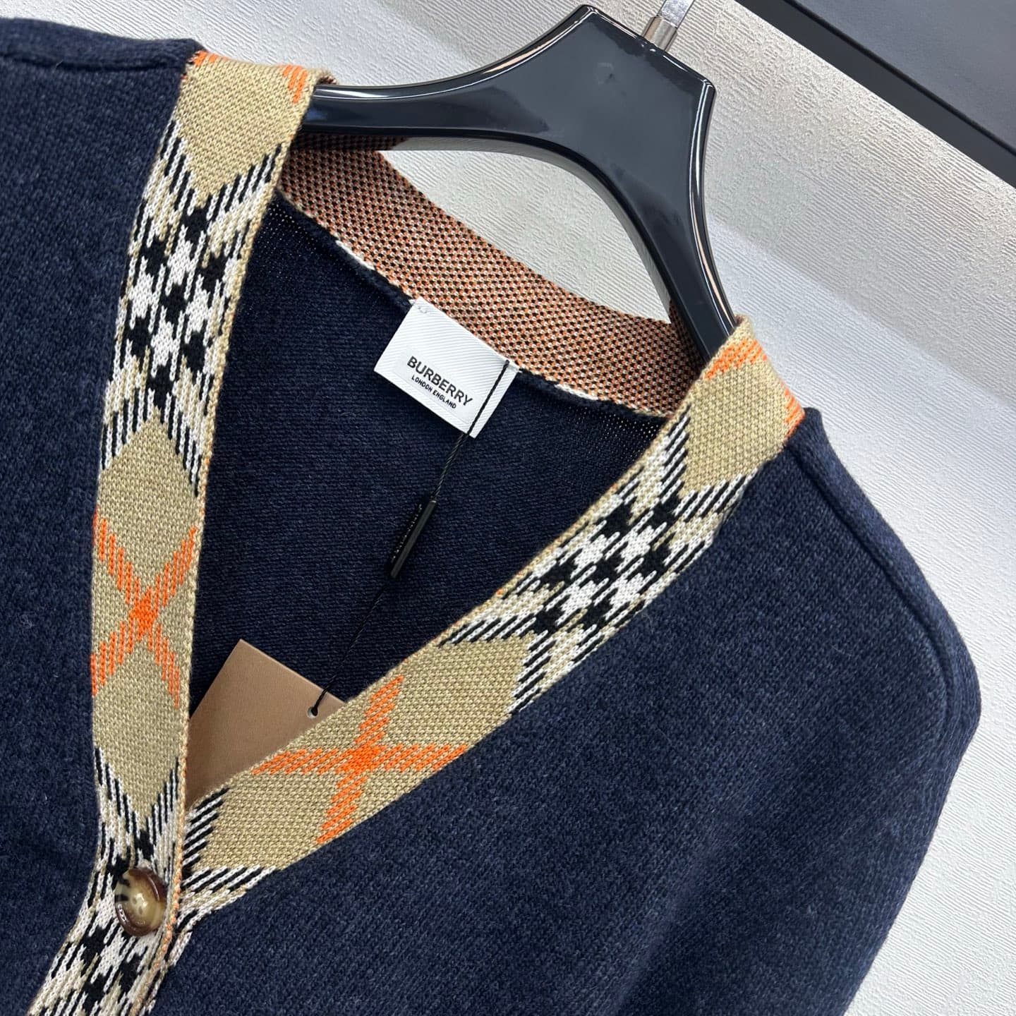 C19510 Bur BBR*2026 new product launched: Vintage/retro patterned cuffs, V-neck knitted cardigan. Customized with YB imported knitting material—soft, smooth, warm, and comfortable to the skin. Features a classic V-neck opening design, complemented by ambe — image 3