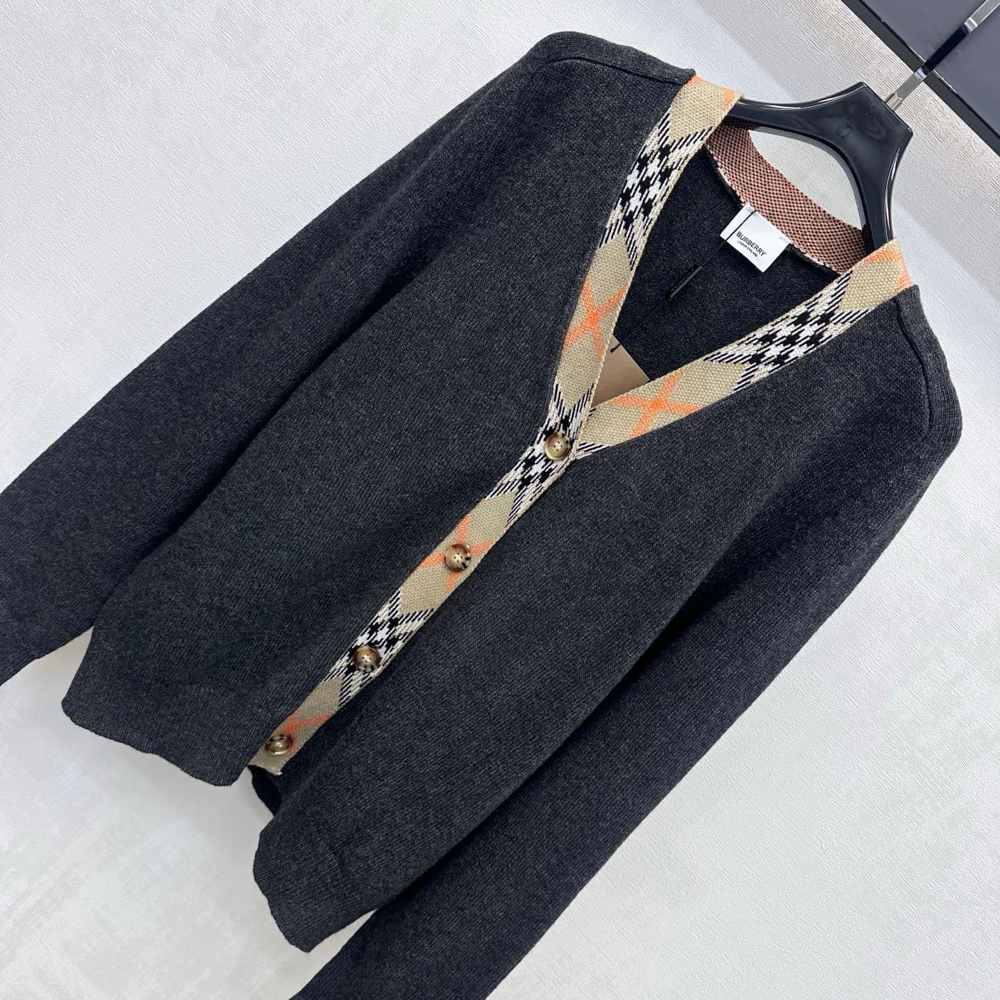 C19506 Bur BBR*2026 new product launched: Vintage/retro checkered trim, V-neck knitted cardigan. Customized with YB imported knitting material – soft, smooth, warm, and comfortable to the skin. Features a classic V-neck opening design, complemented by amb — image 2