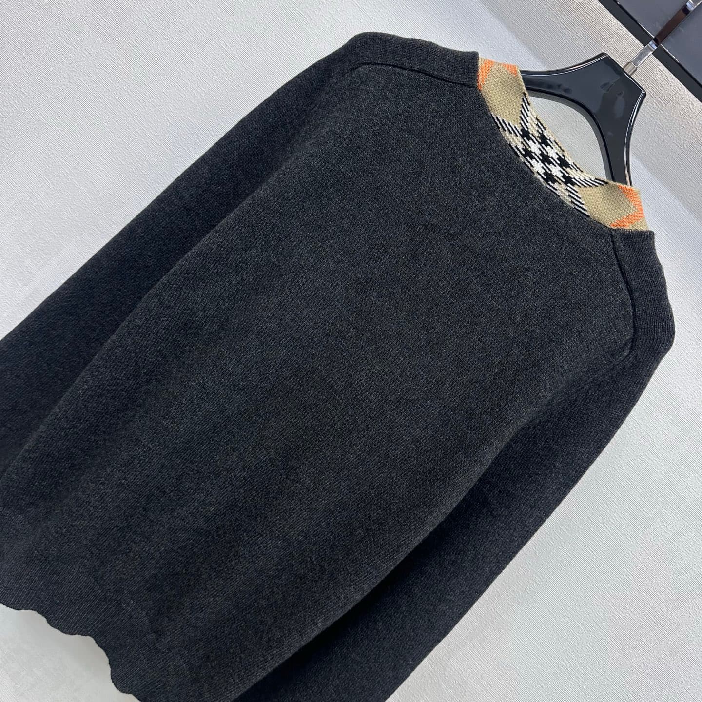 C19506 Bur BBR*2026 new product launched: Vintage/retro checkered trim, V-neck knitted cardigan. Customized with YB imported knitting material – soft, smooth, warm, and comfortable to the skin. Features a classic V-neck opening design, complemented by amb — image 6