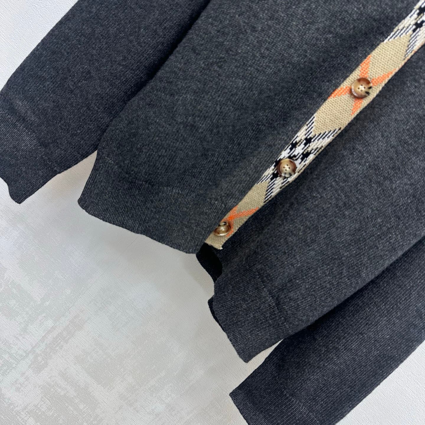 C19506 Bur BBR*2026 new product launched: Vintage/retro checkered trim, V-neck knitted cardigan. Customized with YB imported knitting material – soft, smooth, warm, and comfortable to the skin. Features a classic V-neck opening design, complemented by amb — image 4