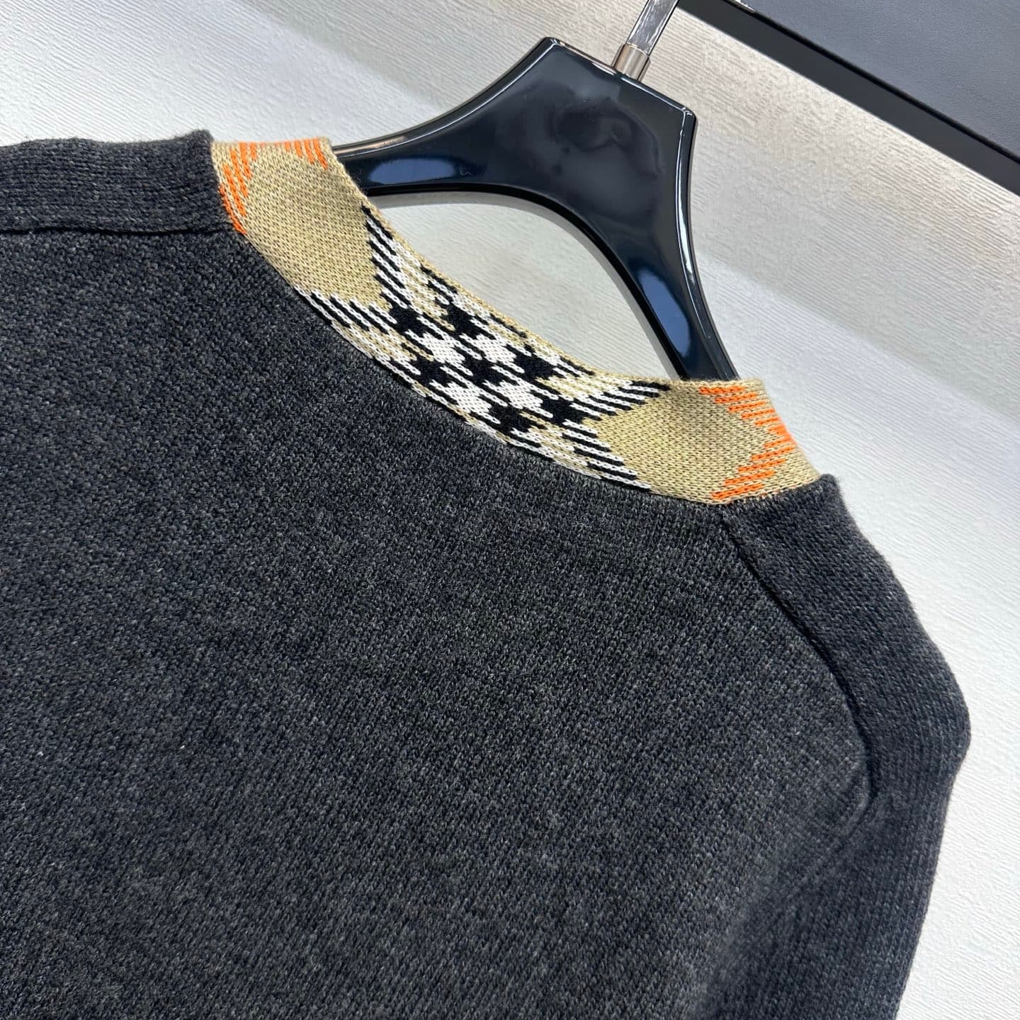 C19506 Bur BBR*2026 new product launched: Vintage/retro checkered trim, V-neck knitted cardigan. Customized with YB imported knitting material – soft, smooth, warm, and comfortable to the skin. Features a classic V-neck opening design, complemented by amb — image 7