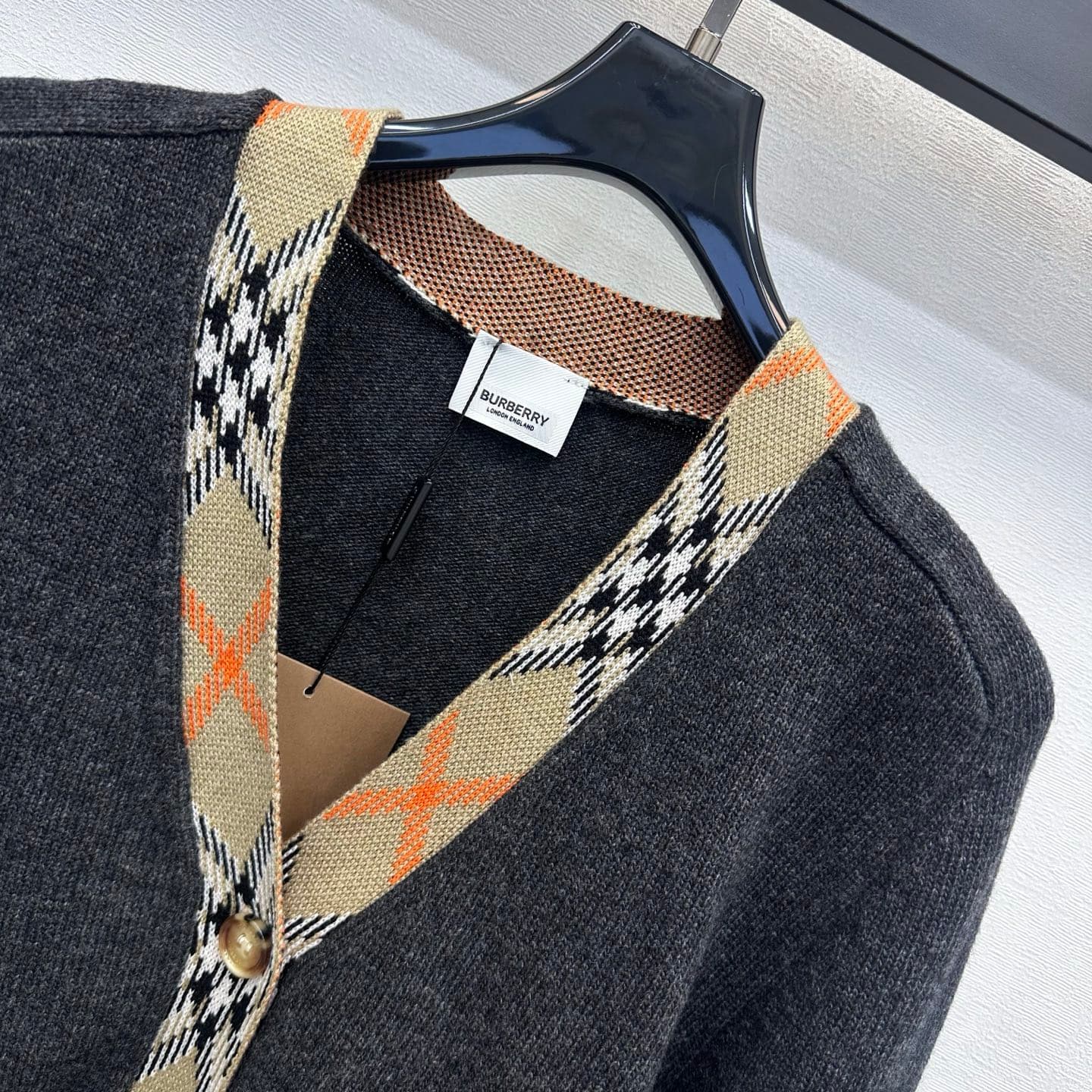 C19506 Bur BBR*2026 new product launched: Vintage/retro checkered trim, V-neck knitted cardigan. Customized with YB imported knitting material – soft, smooth, warm, and comfortable to the skin. Features a classic V-neck opening design, complemented by amb — image 3