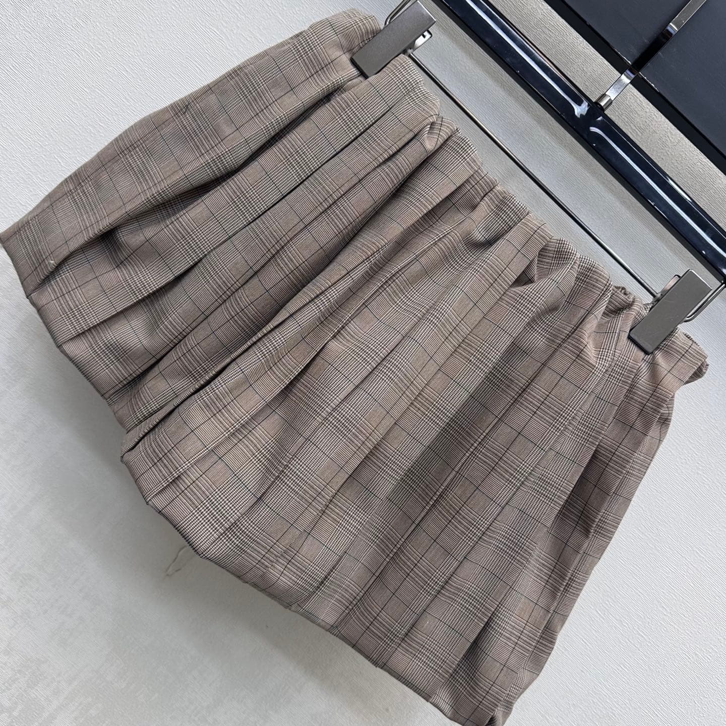 C19520 Miumi*2026 new product launched: plaid pleated flower-trimmed short skirt. Customized YB imported twill cotton material, with fine texture and smooth, structured fit. Features a waist drawstring adjustment design, combined with a three-dimensional  — image 2