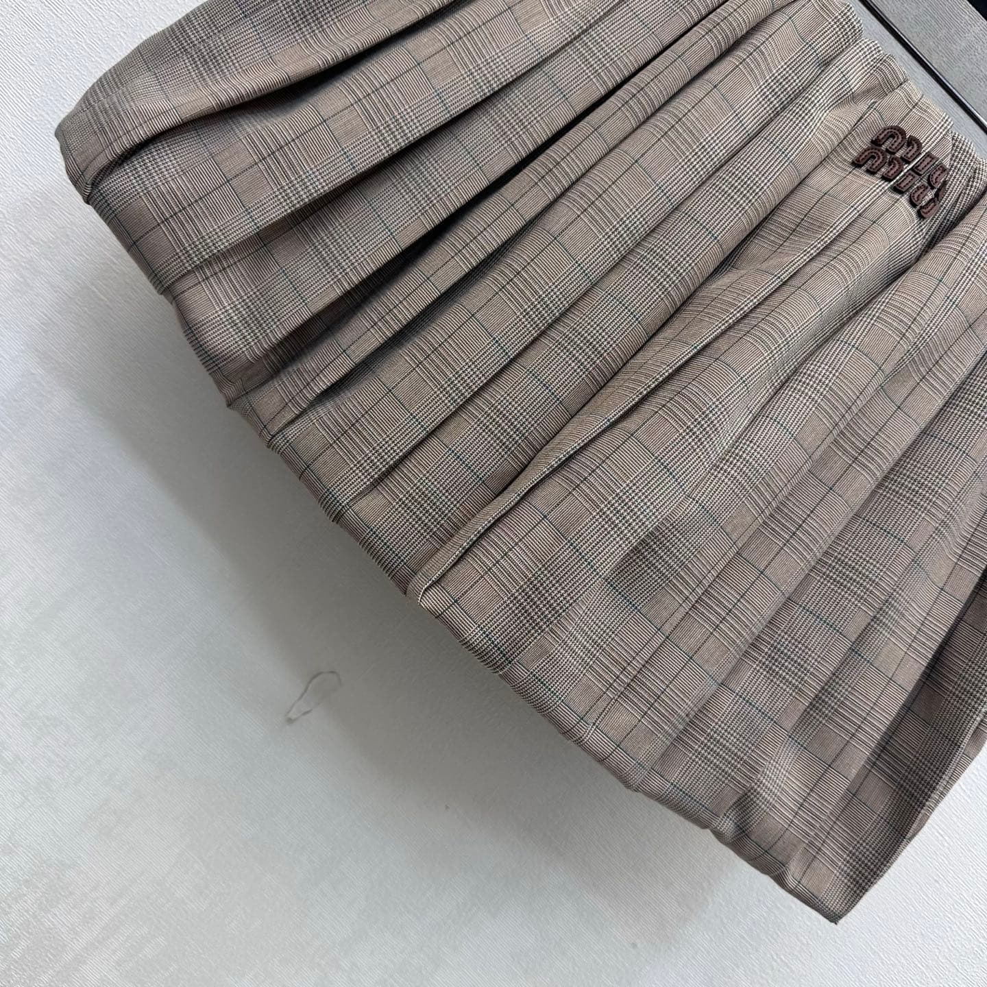 C19520 Miumi*2026 new product launched: plaid pleated flower-trimmed short skirt. Customized YB imported twill cotton material, with fine texture and smooth, structured fit. Features a waist drawstring adjustment design, combined with a three-dimensional  — image 3