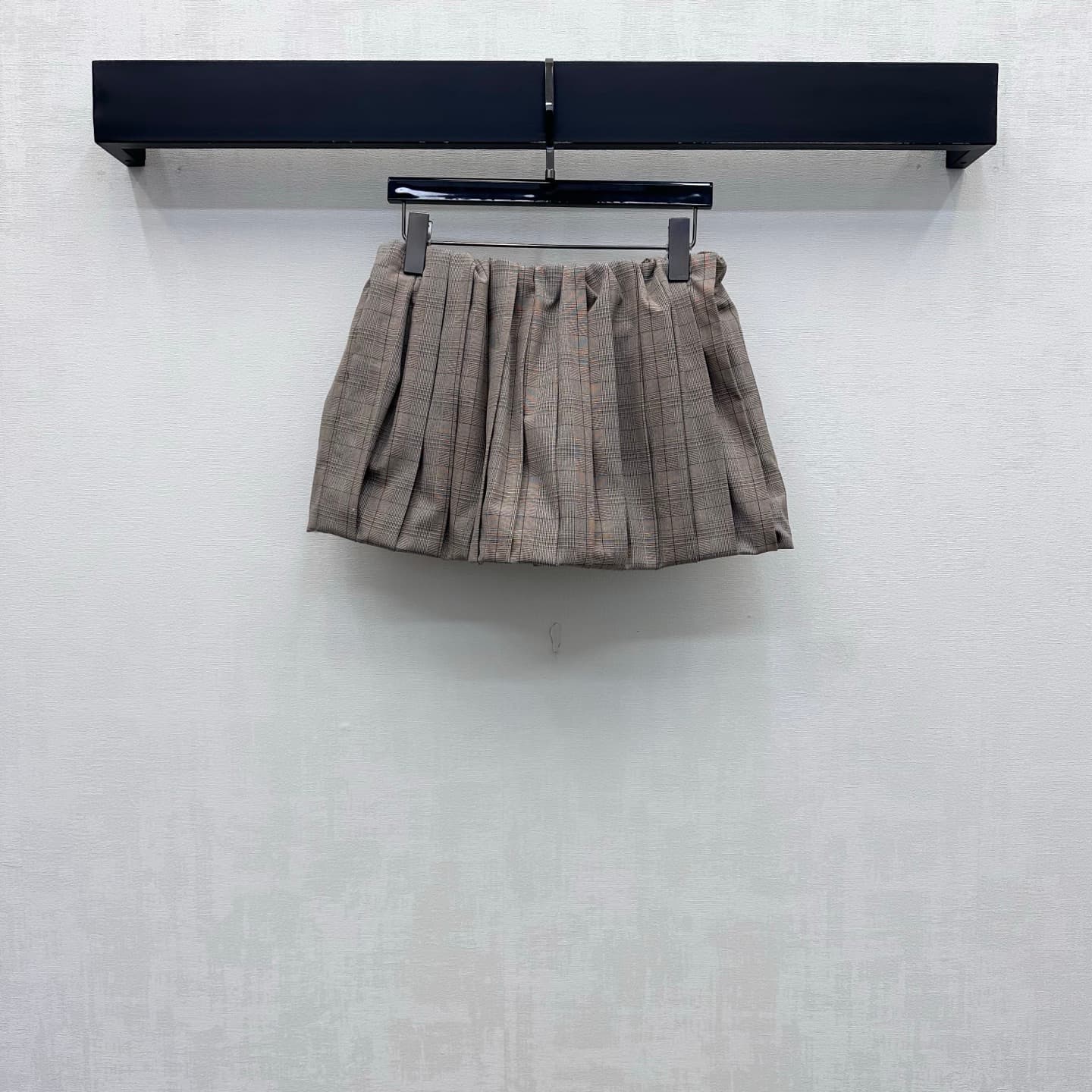 C19520 Miumi*2026 new product launched: plaid pleated flower-trimmed short skirt. Customized YB imported twill cotton material, with fine texture and smooth, structured fit. Features a waist drawstring adjustment design, combined with a three-dimensional  — image 1
