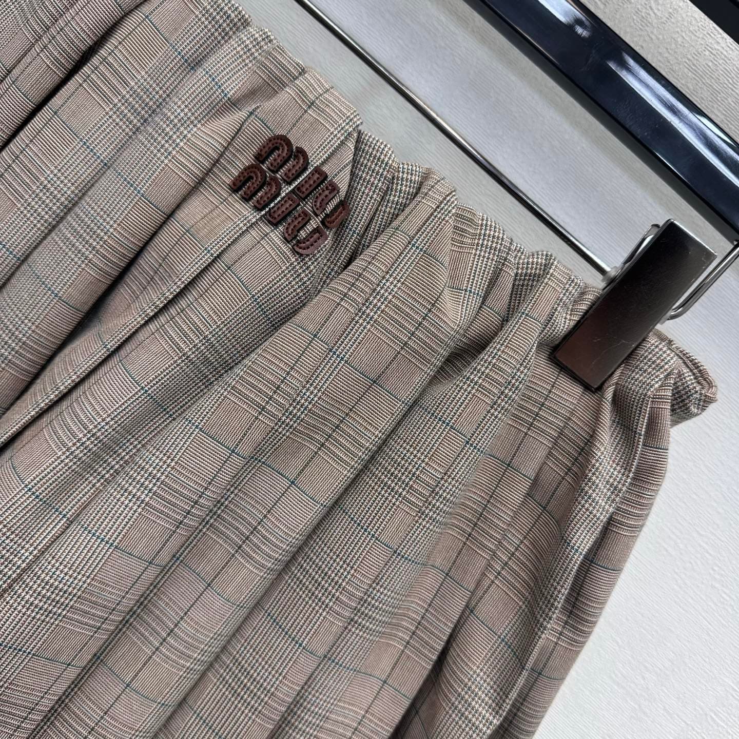C19520 Miumi*2026 new product launched: plaid pleated flower-trimmed short skirt. Customized YB imported twill cotton material, with fine texture and smooth, structured fit. Features a waist drawstring adjustment design, combined with a three-dimensional  — image 6