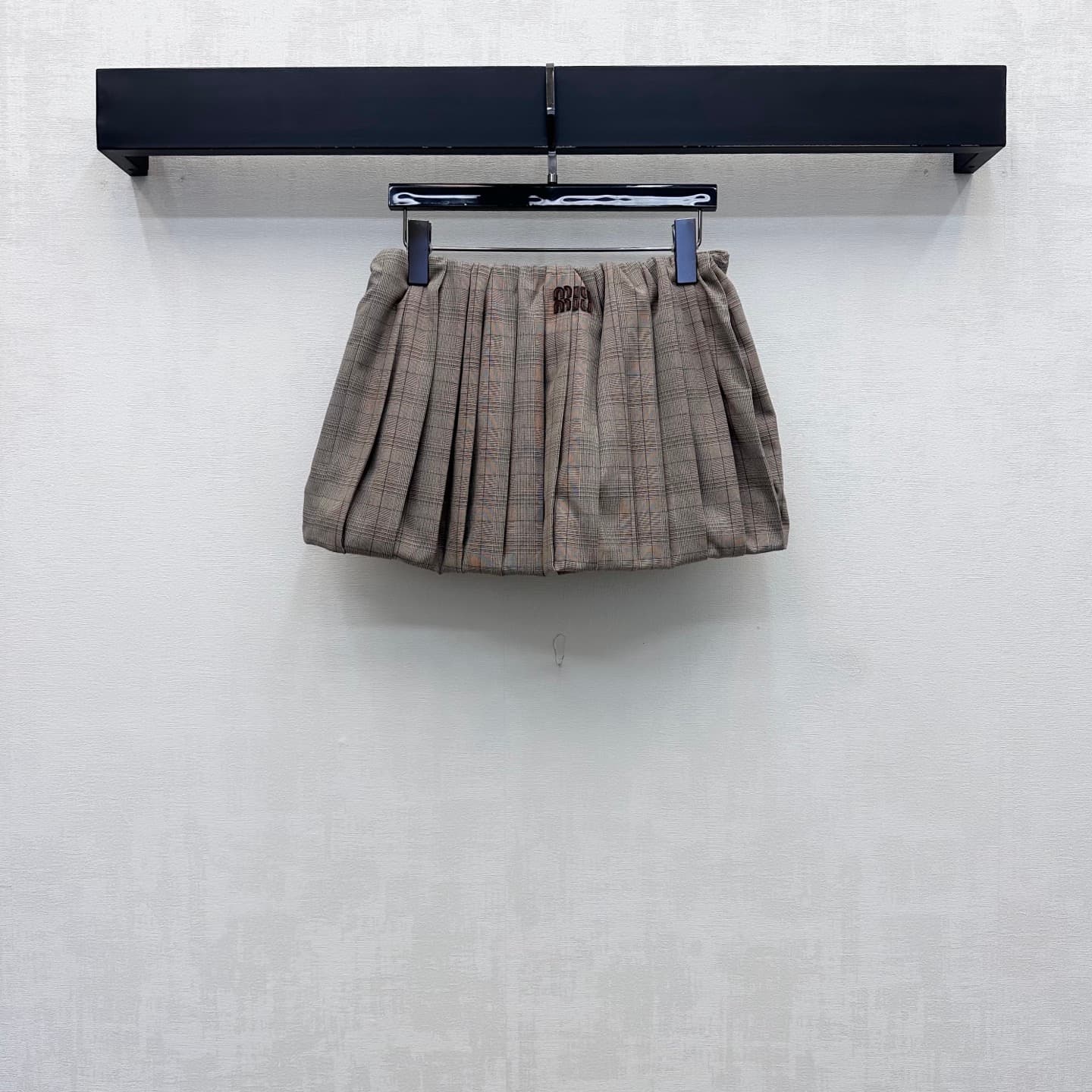 C19520 Miumi*2026 new product launched: plaid pleated flower-trimmed short skirt. Customized YB imported twill cotton material, with fine texture and smooth, structured fit. Features a waist drawstring adjustment design, combined with a three-dimensional  — image 4