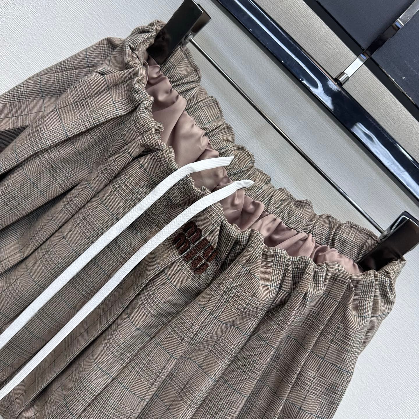 C19520 Miumi*2026 new product launched: plaid pleated flower-trimmed short skirt. Customized YB imported twill cotton material, with fine texture and smooth, structured fit. Features a waist drawstring adjustment design, combined with a three-dimensional  — image 7