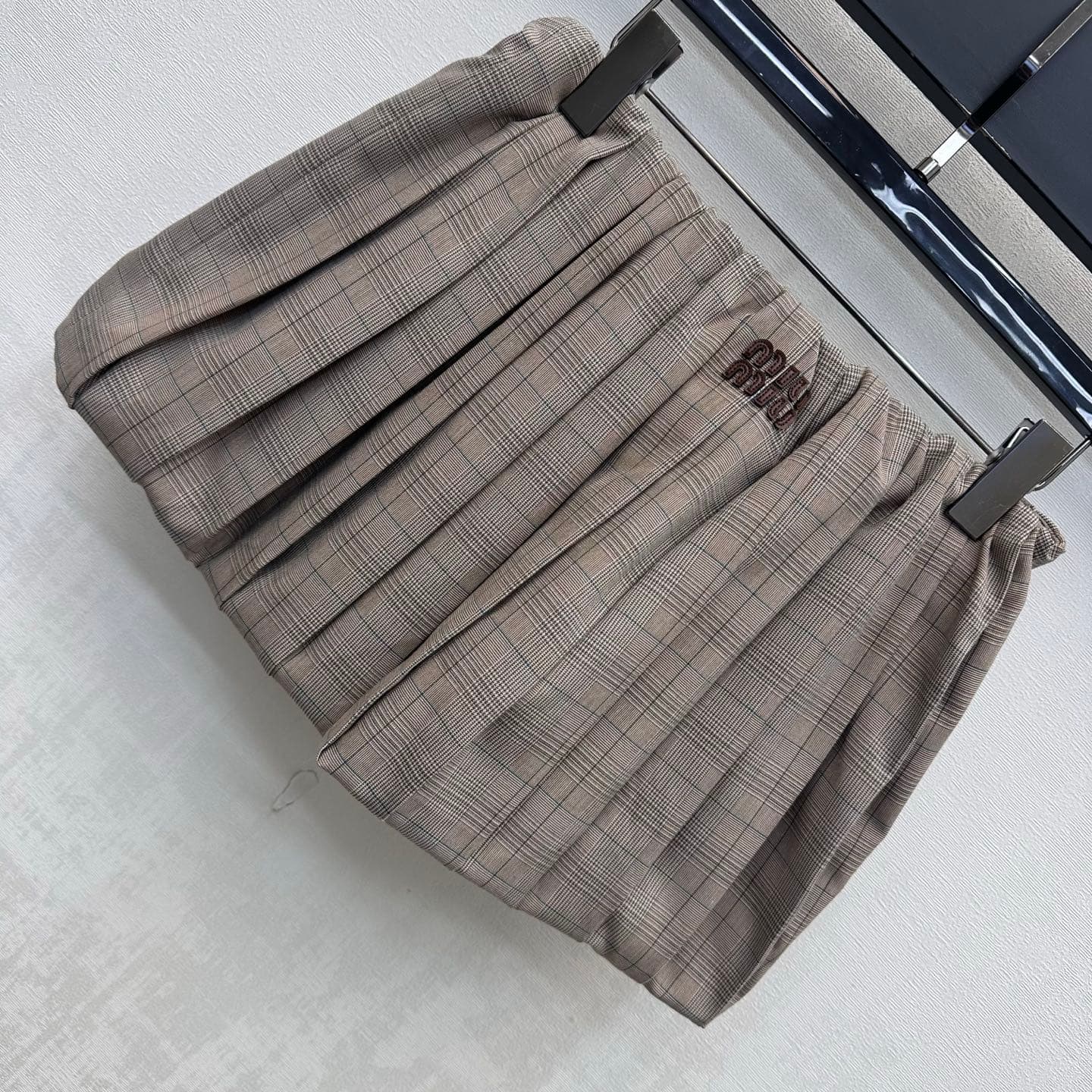 C19520 Miumi*2026 new product launched: plaid pleated flower-trimmed short skirt. Customized YB imported twill cotton material, with fine texture and smooth, structured fit. Features a waist drawstring adjustment design, combined with a three-dimensional  — image 5