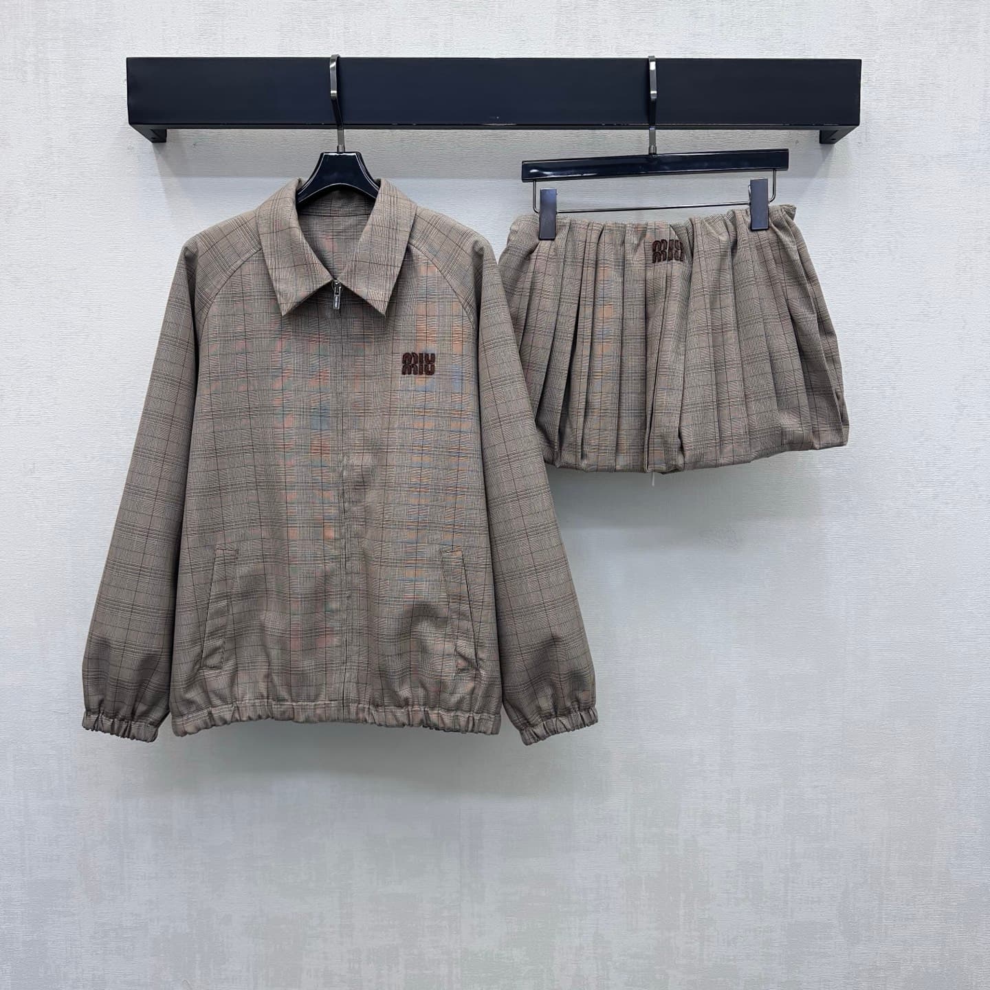 C19520 Miumi*2026 new product launched: plaid pleated flower-trimmed short skirt. Customized YB imported twill cotton material, with fine texture and smooth, structured fit. Features a waist drawstring adjustment design, combined with a three-dimensional  — image 8