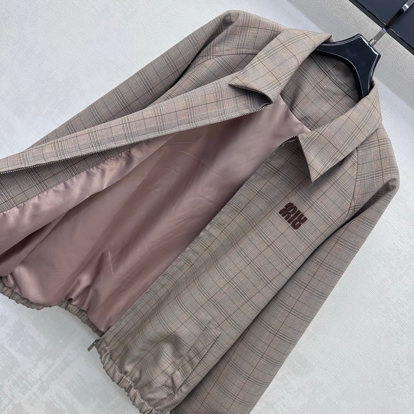 C19519 Miumi*2026 new product launched! Vintage/retro logo pocket jacket. Customized YB imported twill cotton material with fine texture and smooth, durable fabric. Features a front collar with full zipper opening design, along with elastic pleats at the  — image 5