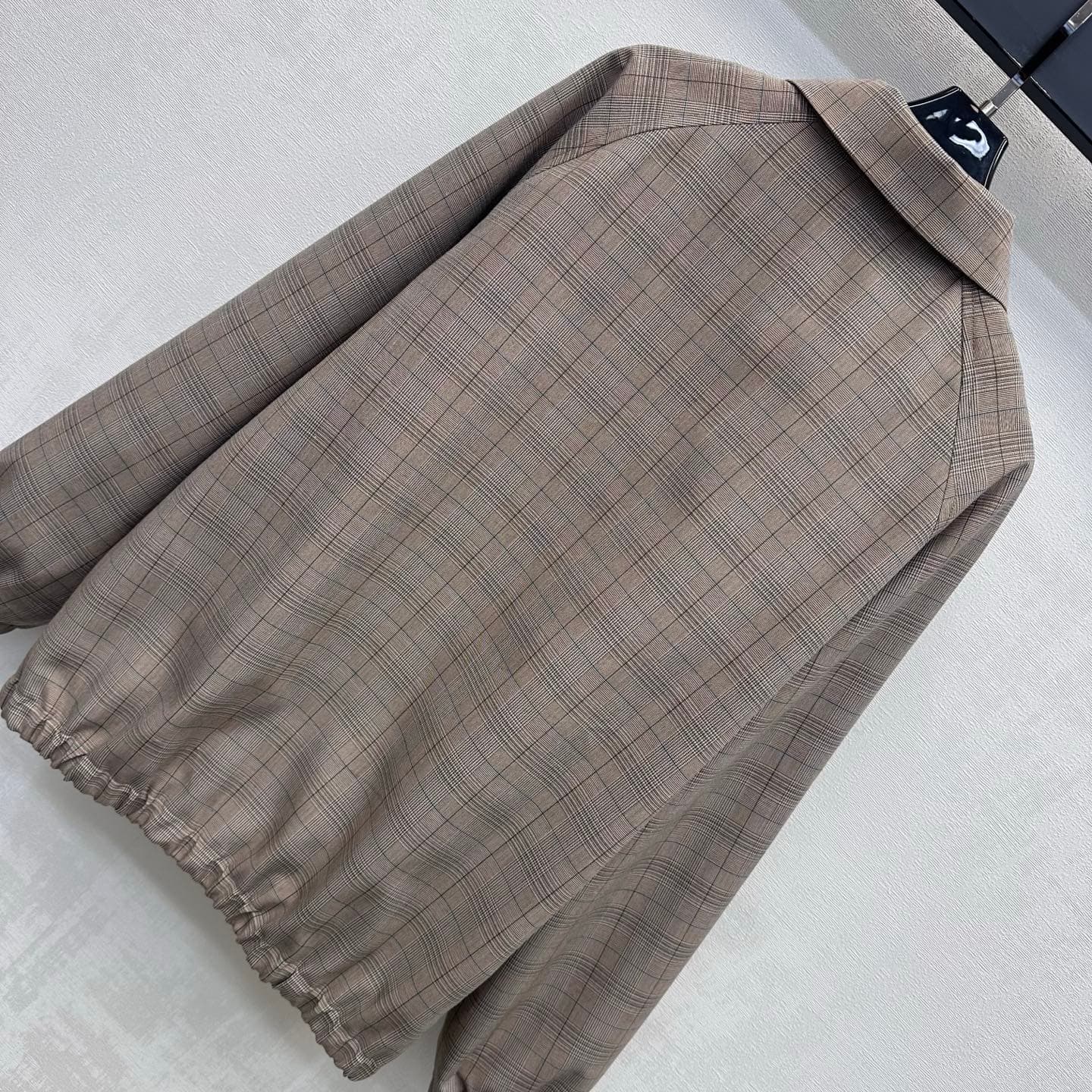 C19519 Miumi*2026 new product launched! Vintage/retro logo pocket jacket. Customized YB imported twill cotton material with fine texture and smooth, durable fabric. Features a front collar with full zipper opening design, along with elastic pleats at the  — image 7