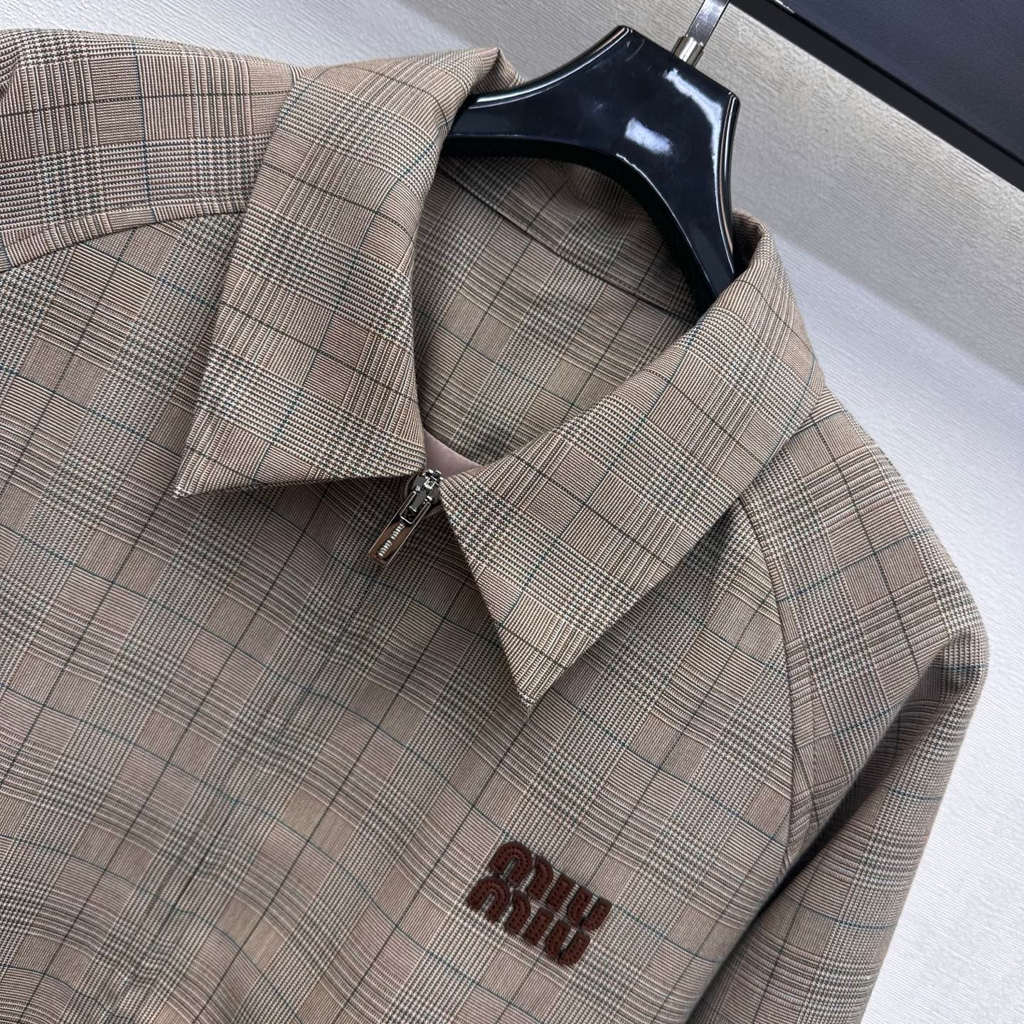 C19519 Miumi*2026 new product launched! Vintage/retro logo pocket jacket. Customized YB imported twill cotton material with fine texture and smooth, durable fabric. Features a front collar with full zipper opening design, along with elastic pleats at the  — image 3