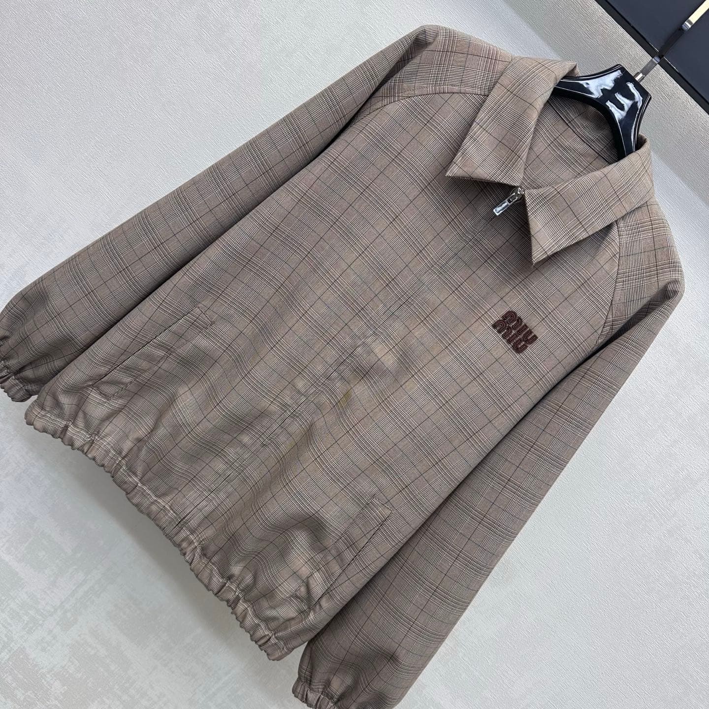 C19519 Miumi*2026 new product launched! Vintage/retro logo pocket jacket. Customized YB imported twill cotton material with fine texture and smooth, durable fabric. Features a front collar with full zipper opening design, along with elastic pleats at the  — image 2