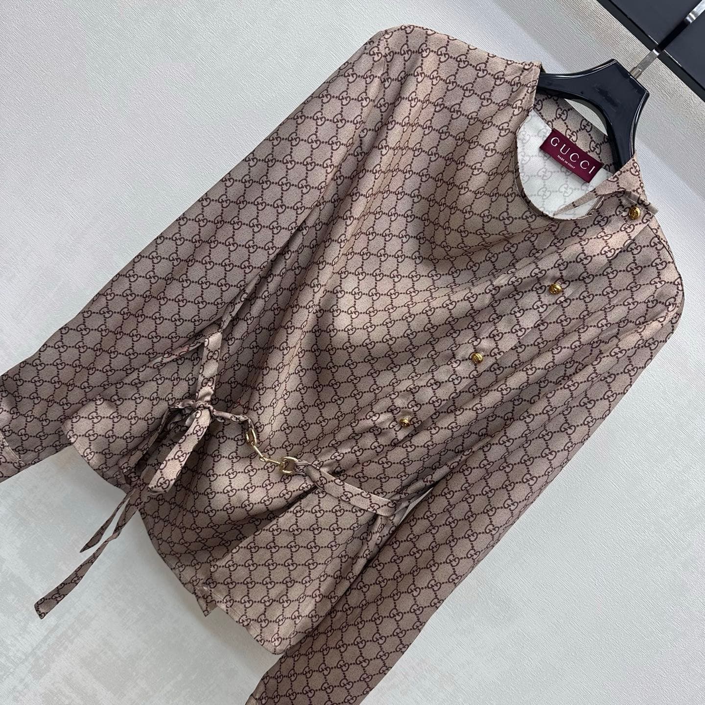 C19523 Gucc*2026 new product launched – Vintage/retro collar, waist-up, diagonal buttoned shirt. Customized with YB imported satin material; smooth and silky, with a high gloss finish. Features a long-sleeved design with a voluminous collar. Complements s — image 2