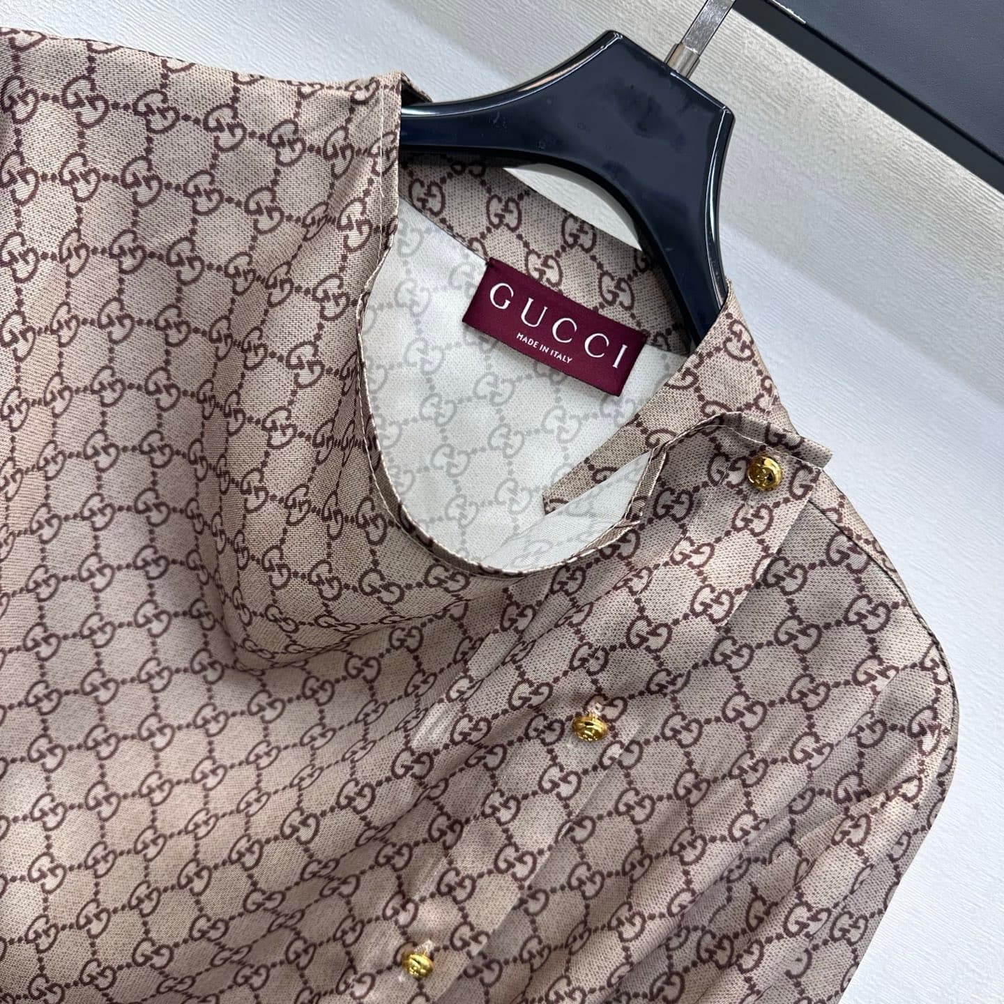 C19523 Gucc*2026 new product launched – Vintage/retro collar, waist-up, diagonal buttoned shirt. Customized with YB imported satin material; smooth and silky, with a high gloss finish. Features a long-sleeved design with a voluminous collar. Complements s — image 3