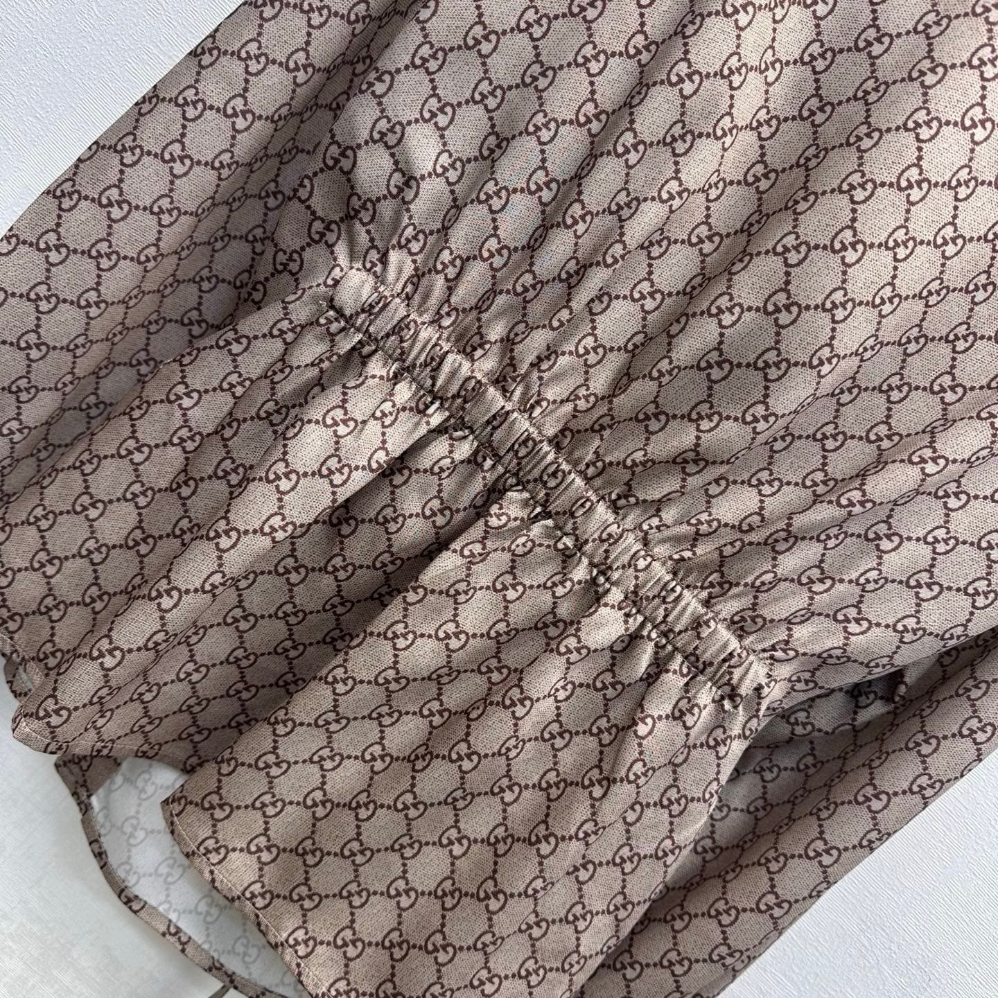 C19523 Gucc*2026 new product launched – Vintage/retro collar, waist-up, diagonal buttoned shirt. Customized with YB imported satin material; smooth and silky, with a high gloss finish. Features a long-sleeved design with a voluminous collar. Complements s — image 8
