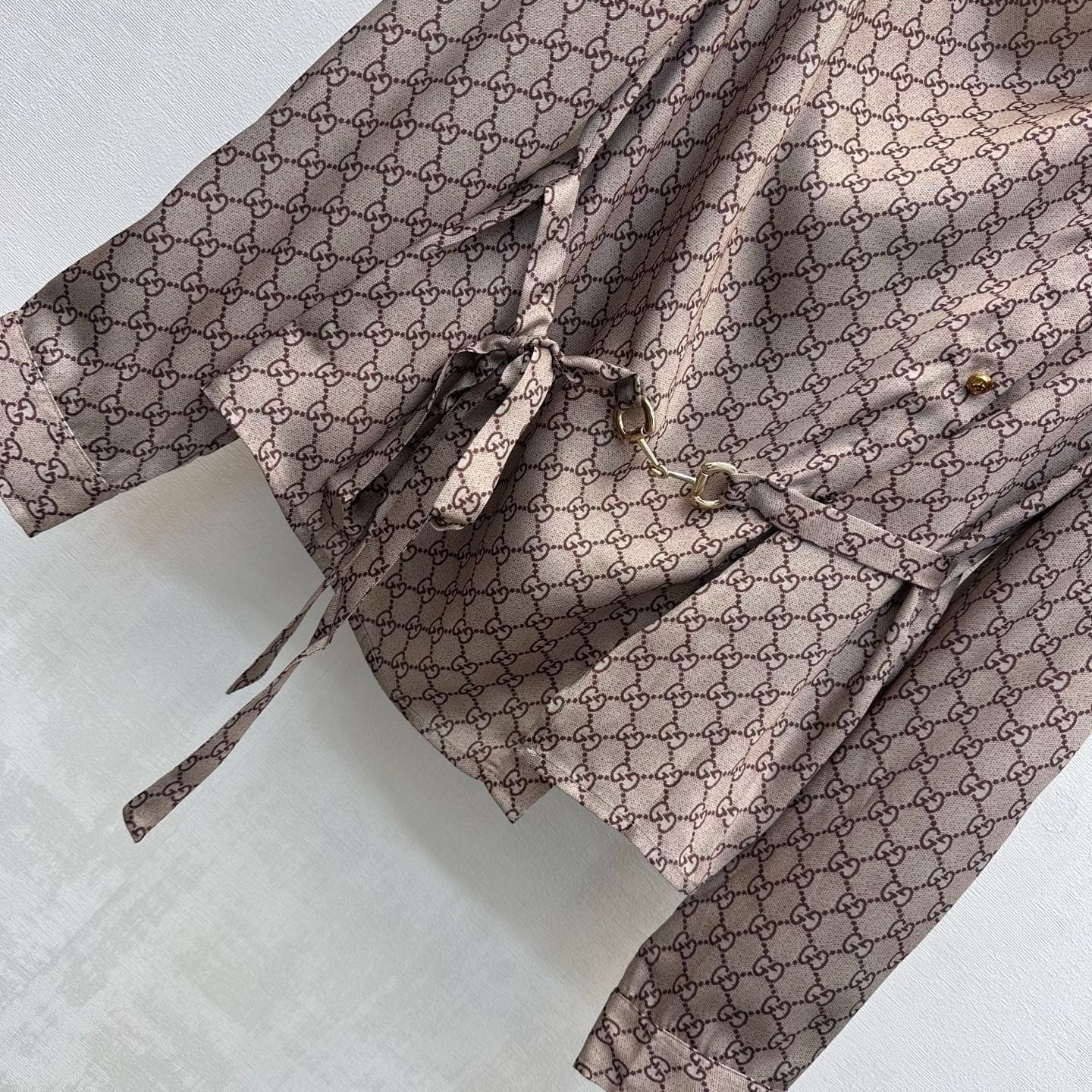 C19523 Gucc*2026 new product launched – Vintage/retro collar, waist-up, diagonal buttoned shirt. Customized with YB imported satin material; smooth and silky, with a high gloss finish. Features a long-sleeved design with a voluminous collar. Complements s — image 4
