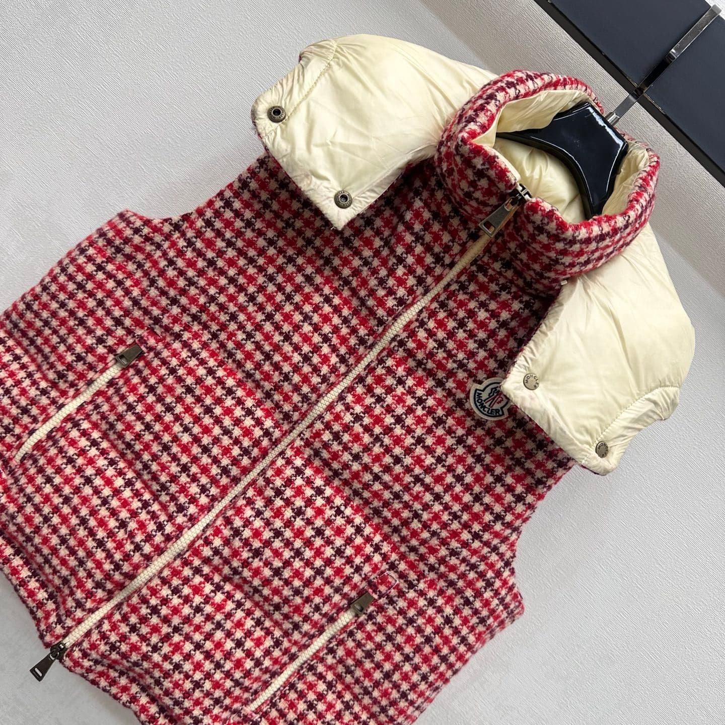 C19538 Moncler*2026 new product launched: Quetzal pattern hooded down jacket. Customized YB imported wool blend ➕ with down lining. Thick and fluffy, warm and insulating. Features a detachable hood and zipper design, paired with metal zippers. Adds depth  — image 4