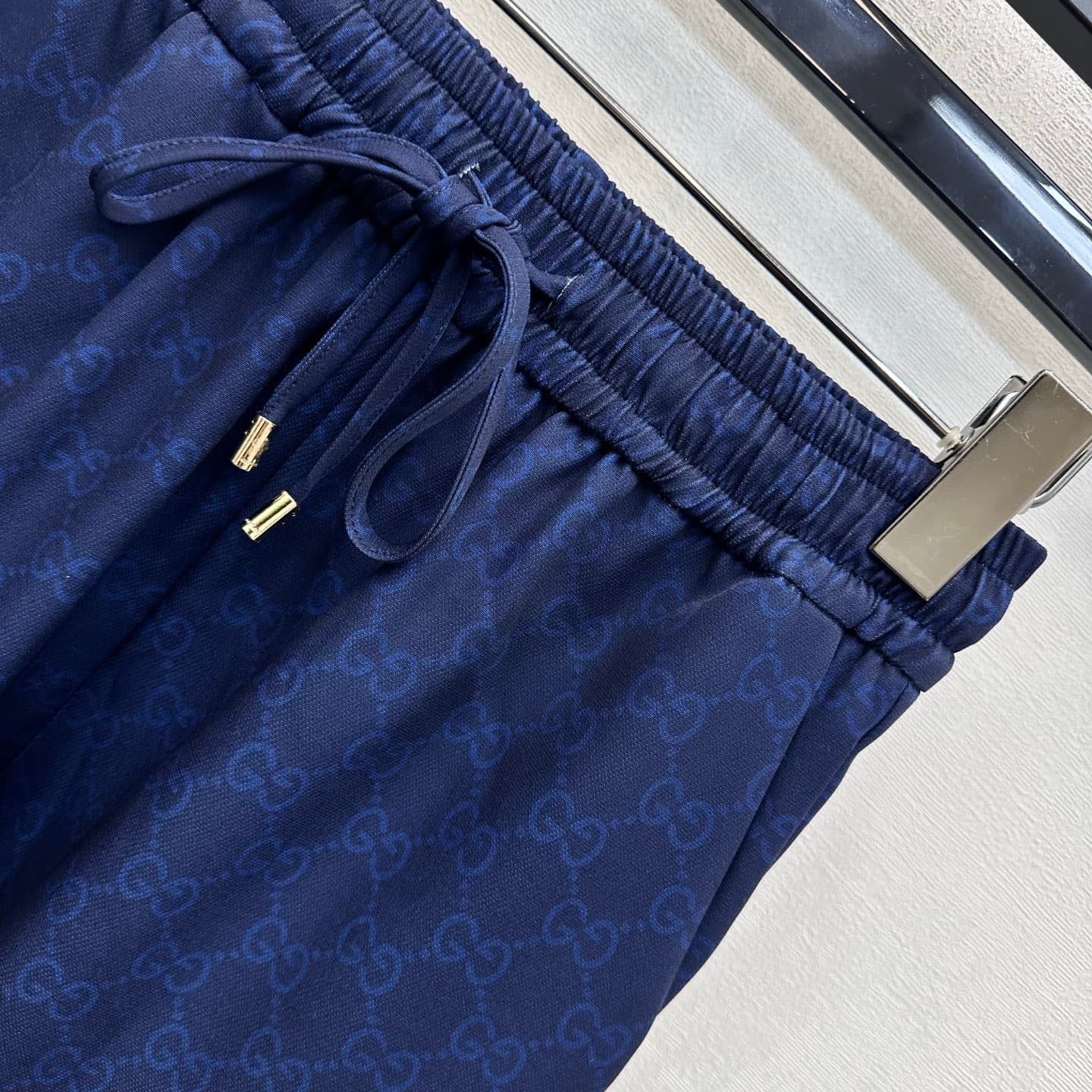 C19539 Gucc*2026 new product launched. Wide-leg pants with full-print patterns. Customized YB imported twill cotton fabric, soft and comfortable, breathable and gentle on the skin. Features a elastic waist and metal ties at the hem. Comes with a practical — image 3