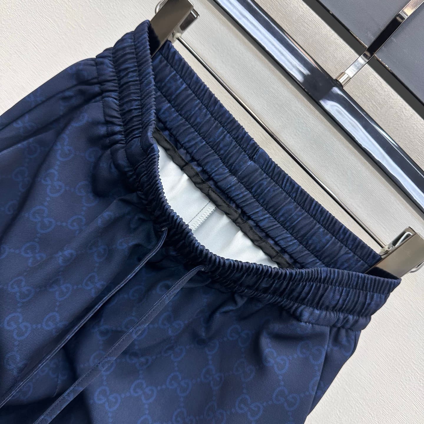C19539 Gucc*2026 new product launched. Wide-leg pants with full-print patterns. Customized YB imported twill cotton fabric, soft and comfortable, breathable and gentle on the skin. Features a elastic waist and metal ties at the hem. Comes with a practical — image 4