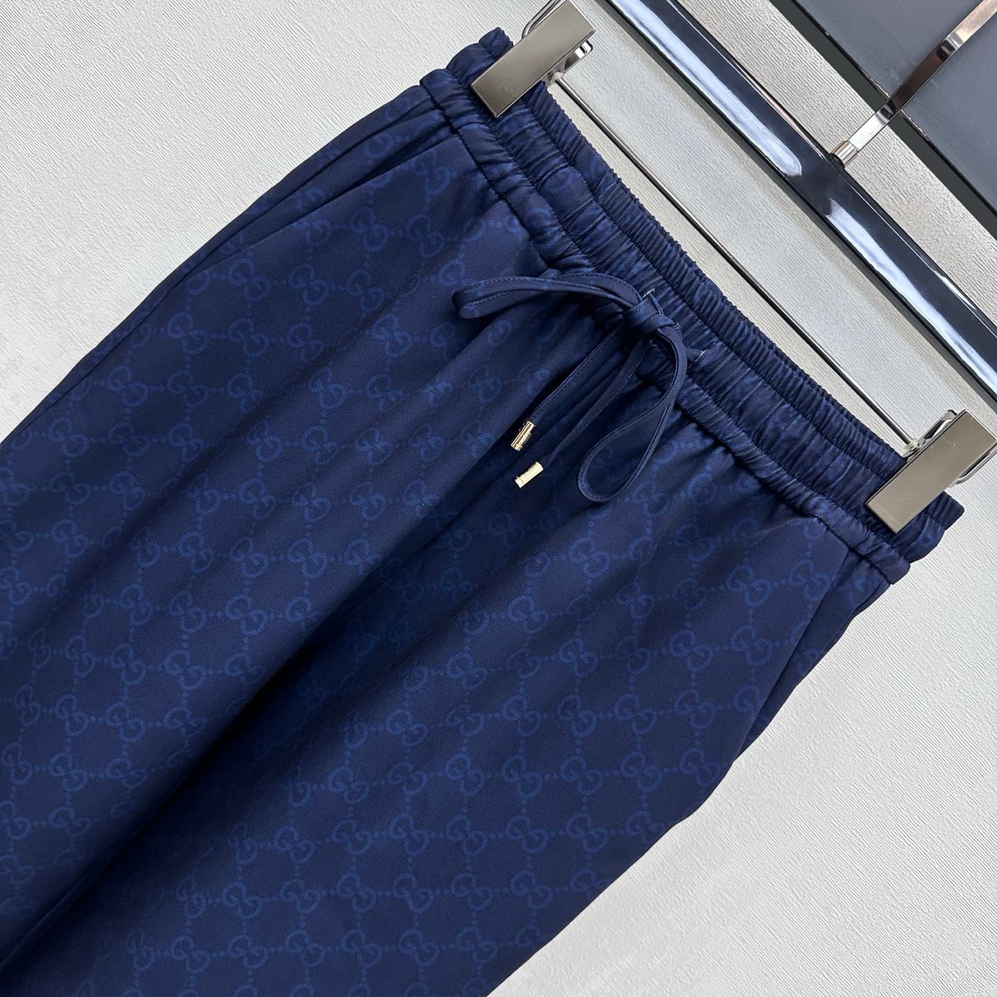 C19539 Gucc*2026 new product launched. Wide-leg pants with full-print patterns. Customized YB imported twill cotton fabric, soft and comfortable, breathable and gentle on the skin. Features a elastic waist and metal ties at the hem. Comes with a practical — image 2